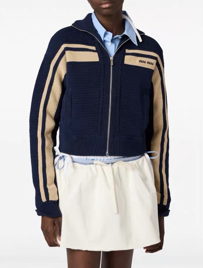 NO:931760,Model No. G26071567 MIUMI*U Miujia's new high-end customized European goods, quality and thickened style, age-reducing fashion, letter logo logo on the chest, contrasting stripes, stand-up collar, zipper knitted thick cardigan jacket!  36-38-40 (size 38 shoulder width 51, bust 108, sleeve length 60, dress length 50), Miumiu-clothing, miumiu, jackets & coats,19860909款号G26071567 MIUMI*U缪家新款 高端定制欧货精品质量加厚款减龄龄时尚胸前字母logo徽标撞色条纹立领拉链针织厚开衫外套！36-38-40（38码肩宽51,胸围108,袖长60,衣长50）,缪缪-服装,miumiu,jackets & coats,,Women's clothing