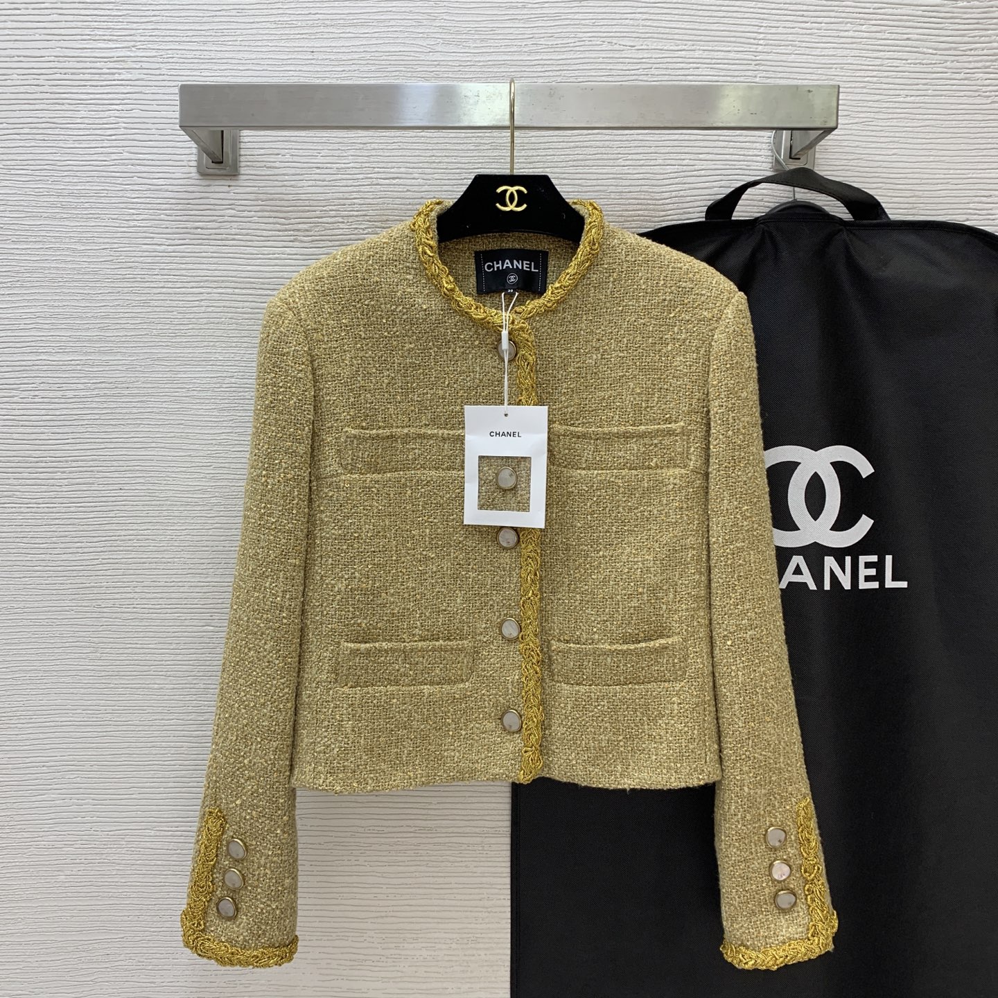 NO:929375,Style No. G26071506 CHANE*L high version, high-end customized European goods, high-quality, fragrant grandma’s autumn and winter series’ most popular item!  Mixed color woven tweed fabric, collar placket and cuff surrounds with heavy-duty cable weave binding and super heavy-duty workmanship!  Fashionable single-breasted placket, round neck, long-sleeved short jacket with metal chain at the inner hem!  [Price does not include dust bag, private message required] 36-38-40 (size 38, shoulder width 40 with shoulder pads, bust 96, sleeve length 60, clothing length 52) batch,,chanel,jackets & coats,19860909款号G26071506 CHANE*L高版本高端定制欧货精品质量香奶奶家秋冬系列最火单品！混色编织粗花呢软呢面料、领口门襟袖口环绕重工绞花编织包边超重工！内里下摆做有金属链条时尚气质单排扣门襟圆领长袖短款外套！【价格不含防尘袋需要的私聊】36-38-40（38码肩宽40有垫肩,胸围96,袖长60,衣长52）批,,chanel,jackets & coats,,Women's clothing