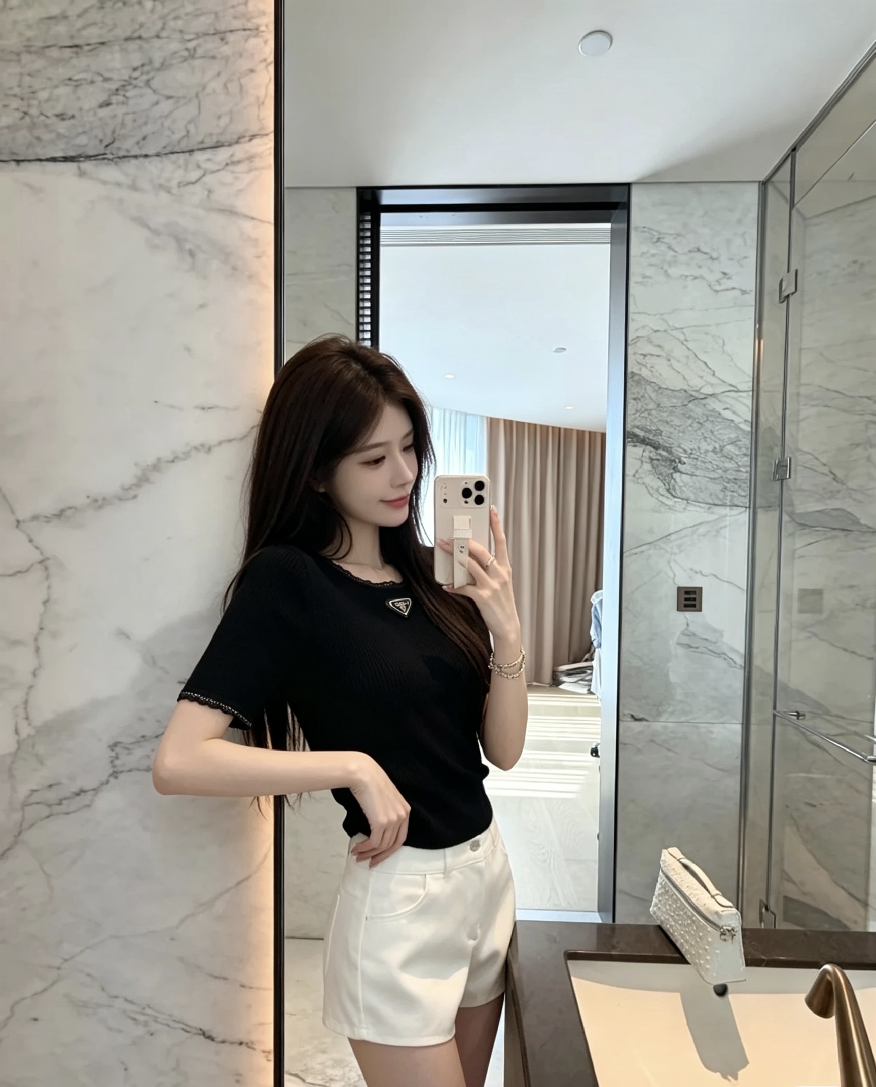 NO:929348,Style number G26071578 Prad* new P family high-end customized Tencel threaded knitted fabric!  Classic inverted triangle logo badge on the chest, lace hemmed round neck short-sleeved sweater crop top!  Black, (M size bust 62, sleeve length 22, dress length 43) batch, prada, T-shirt,19860909款号G26071578 Prad*新款P家高端定制天丝螺纹针织面料！胸前经典倒三角标徽章蕾丝包边圆领短袖针织衫短款上衣！黑色, （M码胸围62,袖长22,衣长43）批,,prada,T-shirt,,Women's clothing