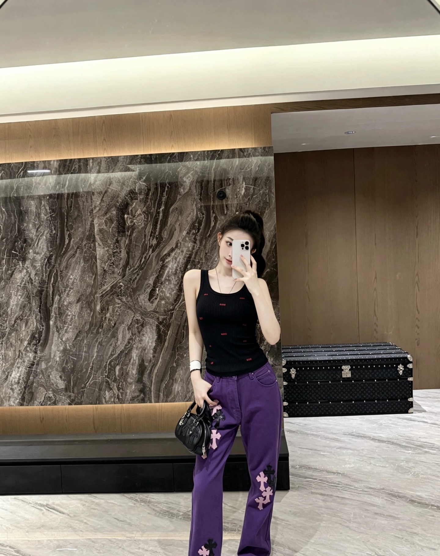 NO:931190,Model No. G26071627 LOEW* new high-end customized letter logo embroidered U-neck slim stretch knitted vest top!  Black, red, (M size bust 64, length 56) batch,,loewe,19860909款号G26071627 LOEW*新款高端定制字母logo刺绣U领修身弹力针织背心上衣！黑色、红色、 （M码胸围64,衣长56）批,,loewe,,Women's clothing