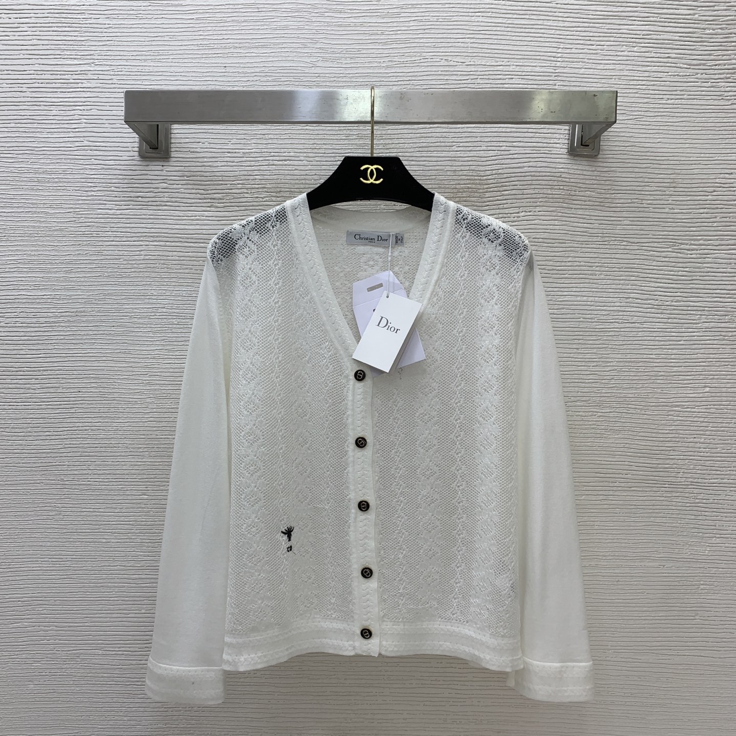 NO:932436,Model No. G26071712 Dio* new high-end customized wool and cashmere blended yarn fabric feels soft and skin-friendly!  V-neck long-sleeved knitted cardigan top with all-over hollow texture hook-woven dark pattern fabric CD single-row button heavy industrial little bee letter embroidery!  Black, white, 36-38-40 (size 38: shoulder width 37, bust 106, sleeve length 53, dress length 54) batch,, dior,19860909款号G26071712 Dio*新款 高端定制羊毛山羊绒混纺纱线面料手感软糯亲肤！通体镂空肌理勾织暗纹花面料CD单排纽扣重工小蜜蜂字母刺绣V领长袖针织开衫上衣！黑色、白色、36-38-40（38码:肩宽37,胸围106,袖长53,衣长54）批,,dior,,Women's clothing