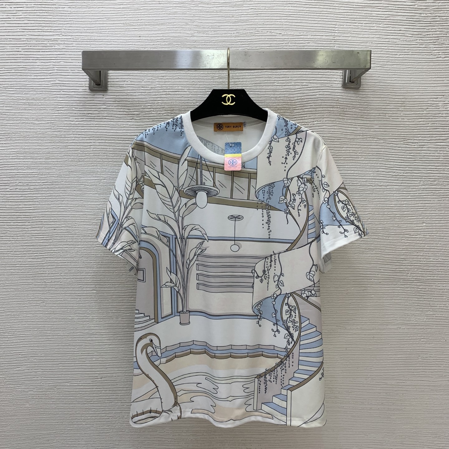 NO:933177,Model No. D26071713 Tory* Tory Burch's new fashionable and western-style threaded collar stitching white swan plant hanging lamp pattern printed round neck short-sleeved T-shirt top!  (L size shoulder width 41, chest 106, sleeve length 19, clothing length 62), Dolce & Gabbana-clothing, Dolce&Gabbana, T-shirt, tees, t-shirt,19860909款号D26071713 Tory*托里伯奇新款 时髦洋气螺纹领拼接白天鹅植物挂灯图案印花圆领短袖T恤上衣！（L码肩宽41,胸围106,袖长19,衣长62）,杜嘉班纳-服装,Dolce&Gabbana,T-shirt,tees，t-shirt,,Women's clothing