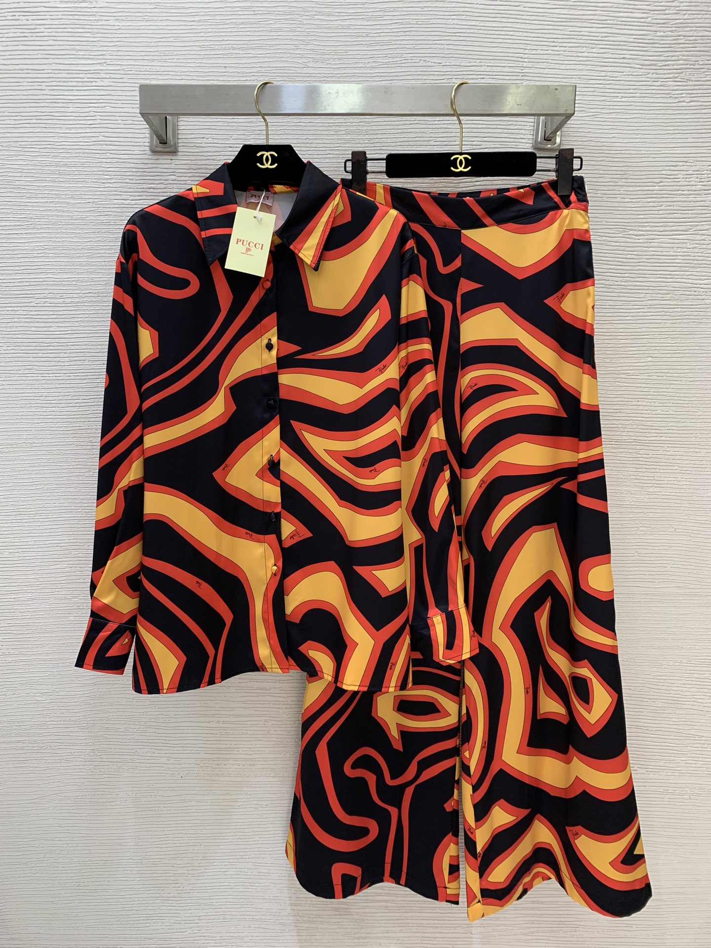 NO:932493,Top and pants model number D26071652 PUCC* new custom-made silky satin thick fabric fashionable and casual two-piece suit!  Abstract geometric graphic contrasting print loose fit buttoned lapel long-sleeved shirt high-waisted wide-leg trousers!  (M size shoulder width 46, chest 112, sleeve length 56, dress length 70; waist 66, hip 102, pants length 106),,shirts,19860909上衣、裤子款号D26071652 PUCC*新款定制丝滑缎稠面料时髦洋气休闲两件套装！抽象几何图形撞色印花宽松版系扣翻领长袖衬衫高腰阔腿裤长裤！ （M码肩宽46,胸围112,袖长56,衣长70；腰围66,臀围102,裤长106）,,shirts,,Women's clothing