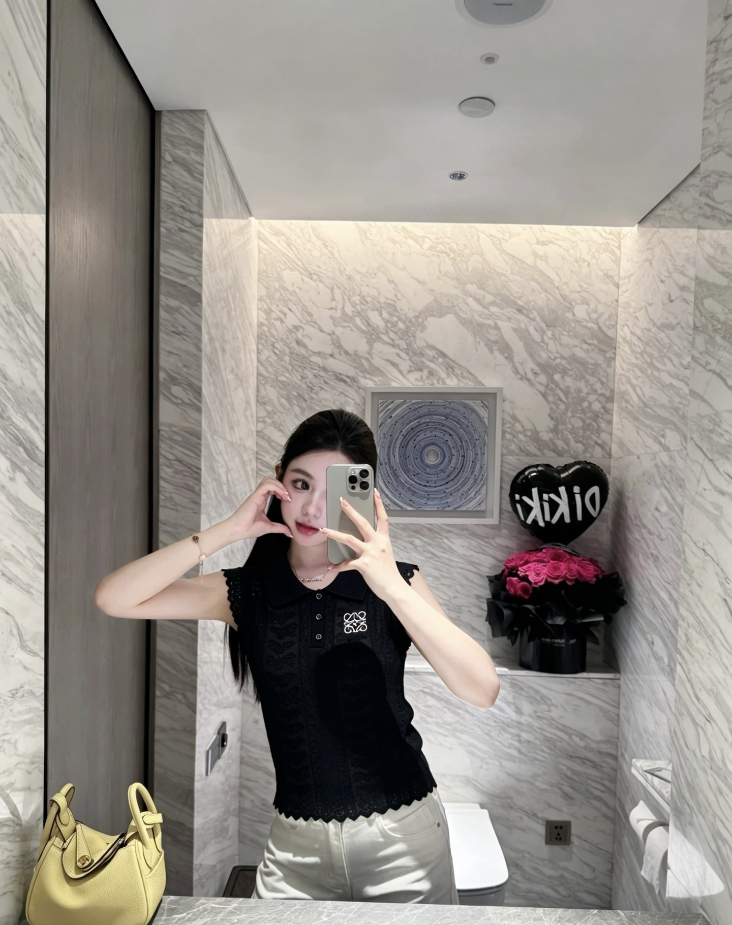 NO:933180,Model No. G26071728 LOEW* New high-end customized slightly see-through retro jacquard butterfly dark pattern Tencel wool knitted fabric, chest logo logo Polo collar button placket lapel pullover sleeveless vest knitted top!  Black, white, (M size shoulder width 36, bust 90, length 58), Loewe-clothing, loewe, loewe,19860909款号G26071728 LOEW*新款高端定制微透复古提花蝴蝶暗纹天丝羊毛针织面料、胸前logo徽标Polo领系扣门襟翻领套头无袖背心针织上衣！黑色、白色、 （M码肩宽36,胸围90,衣长58）,罗意威-服装,loewe,loewe,,Women's clothing