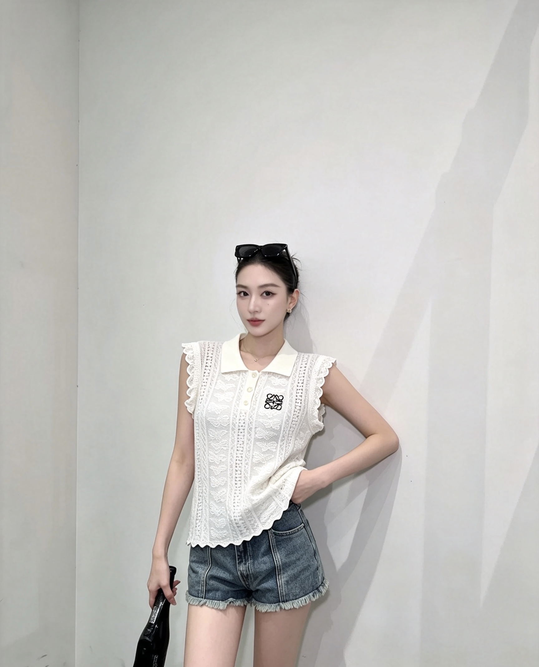 NO:932475,Model No. G26071728 LOEW* New high-end customized slightly see-through retro jacquard butterfly dark pattern Tencel wool knitted fabric, chest logo logo Polo collar button placket lapel pullover sleeveless vest knitted top!  Black, white, (M size shoulder width 36, bust 90, length 58) batch,,loewe,19860909款号G26071728 LOEW*新款高端定制微透复古提花蝴蝶暗纹天丝羊毛针织面料、胸前logo徽标Polo领系扣门襟翻领套头无袖背心针织上衣！黑色、白色、 （M码肩宽36,胸围90,衣长58）批,,loewe,,Women's clothing