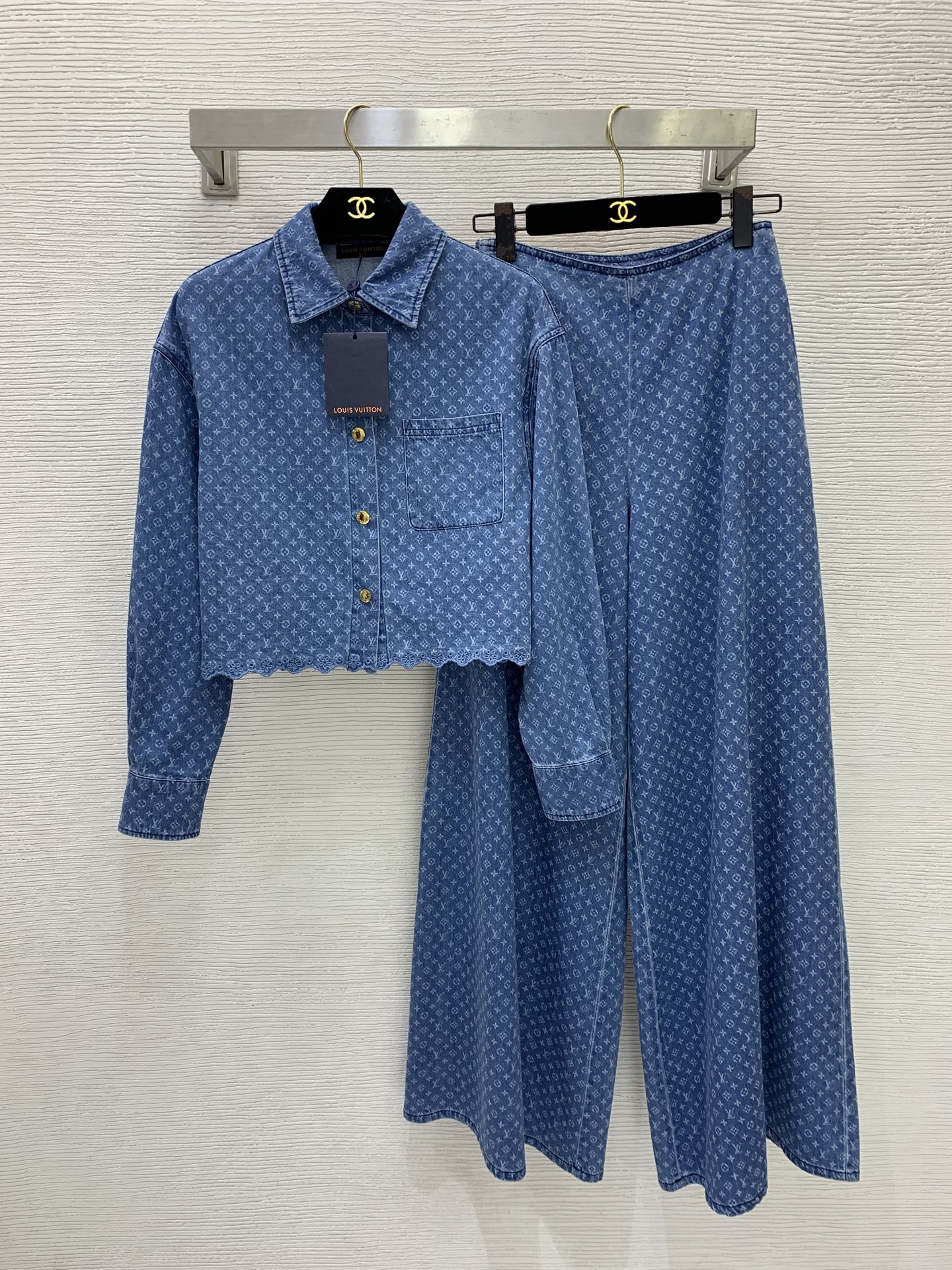 NO:933693,Style No. G71773 LOUIS*Lvjia’s new high-version LV customized super-soft washed denim fabric, full-body presbyopia letter logo printed fashionable two-piece suit!  Wavy edge embroidery on the hem, custom steel stamped letters, gold buttons, single-breasted placket, lapel, long-sleeved denim jacket, short top with side zipper, high-waisted A-line version, wide-legged flared denim trousers (with pockets on both sides) (S size shoulder width 47, bust 98, sleeve length 52, length 47; high waist 62 non-elastic, hip 106, trouser length 107) Tops, pants, Louis Vuitton-clothing, louis vuitton, louis  vuitton,louis vuitton,louis vuitton,louis vuitton,jackets & coats,19860909款号G71773 LOUIS*驴家新款高版本LV定制超软水洗牛仔面料 满身老花字母logo印花时尚两件套装！下摆波浪边绣花工艺定制钢印字母金扣单排扣门襟翻领长袖牛仔衣外套短款上衣侧拉链高腰A字版大阔腿喇叭牛仔长裤(两侧有口袋） （S码肩宽47,胸围98,袖长52,衣长47；高腰围62无弹力,臀围106,裤长107）上衣,裤子,路易威登-服装,louis vuitton,louis vuitton,louis vuitton,louis vuitton,louis vuitton,jackets & coats,,Women's clothing