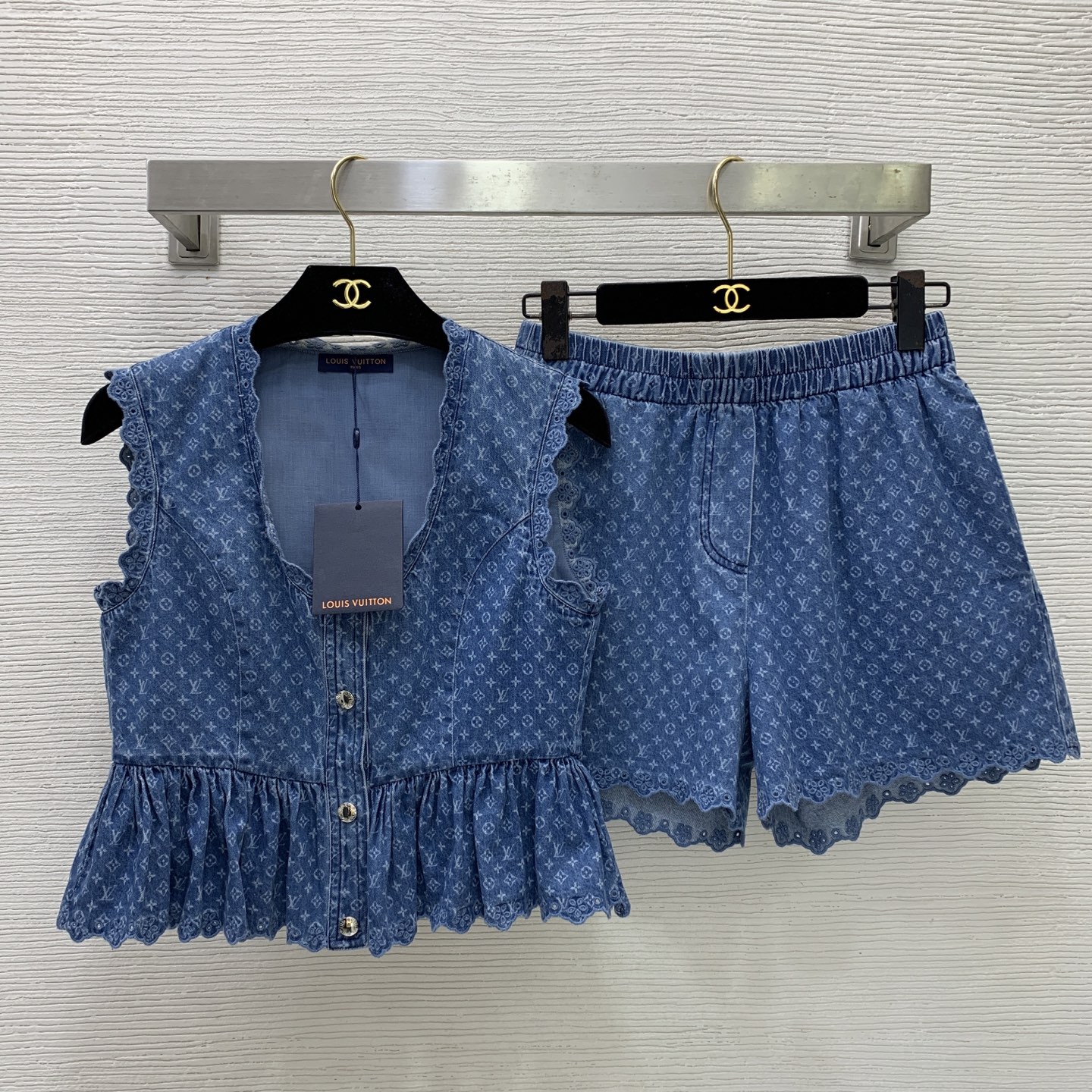 NO:933709,Style No. G71770 LOUIS*Lvjia’s new high-version LV customized super-soft washed denim fabric, fashionable two-piece suit!  Full body presbyopia print, embroidered lace workmanship, steel-stamped letter buttons, single-breasted buttons, ruffled hem, U-neck sleeveless denim vest top, fashionable and casual, elastic waist, pocket shorts!  (S size top bust 80, length 45; shorts waist 66~82 elastic, hip 102, pants length 35) vest, shorts, Louis Vuitton-clothing, louis vuitton, louis vuitton, louis vuitton, louis vuitton, louis vuitton, shorts,19860909款号G71770 LOUIS*驴家新款高版本LV定制超软水洗牛仔面料 时尚两件套装！满身老花印花绣花边工艺钢印字母纽扣单排扣、荷叶边拼接下摆U领无袖牛仔背心上衣时尚休闲松紧腰插兜短裤！ （S码上衣胸围80,衣长45；短裤腰围66～82弹力,臀围102,裤长35）背心,短裤,路易威登-服装,louis vuitton,louis vuitton,louis vuitton,louis vuitton,louis vuitton,shorts,,Women's clothing