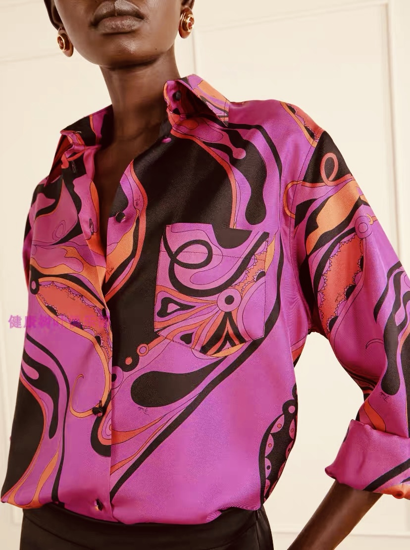 NO:929357,Model No. D26071585 PUCC* new style, stylish and stylish two-piece suit made of silky satin material!  Geometric pattern contrasting print chest single pocket loose large buttoned lapel long-sleeved shirt top high-waisted straight wide-leg pants!  (L size shoulder width 53, bust 124, sleeve length 57, front length 78/back center length 82; waist 70~84 back elastic, hip 100, pants length 102) batch,, shirts,19860909款号D26071585 PUCC*新款 丝滑缎面材质时髦洋气两件套装！几何图案撞色印花胸前单口袋宽松大版系扣翻领长袖衬衫上衣高腰直筒阔腿裤长裤！ （L码肩宽53,胸围124,袖长57,前衣长78/后中长82；腰围70～84后背弹力,臀围100,裤长102）批,,shirts,,Women's clothing