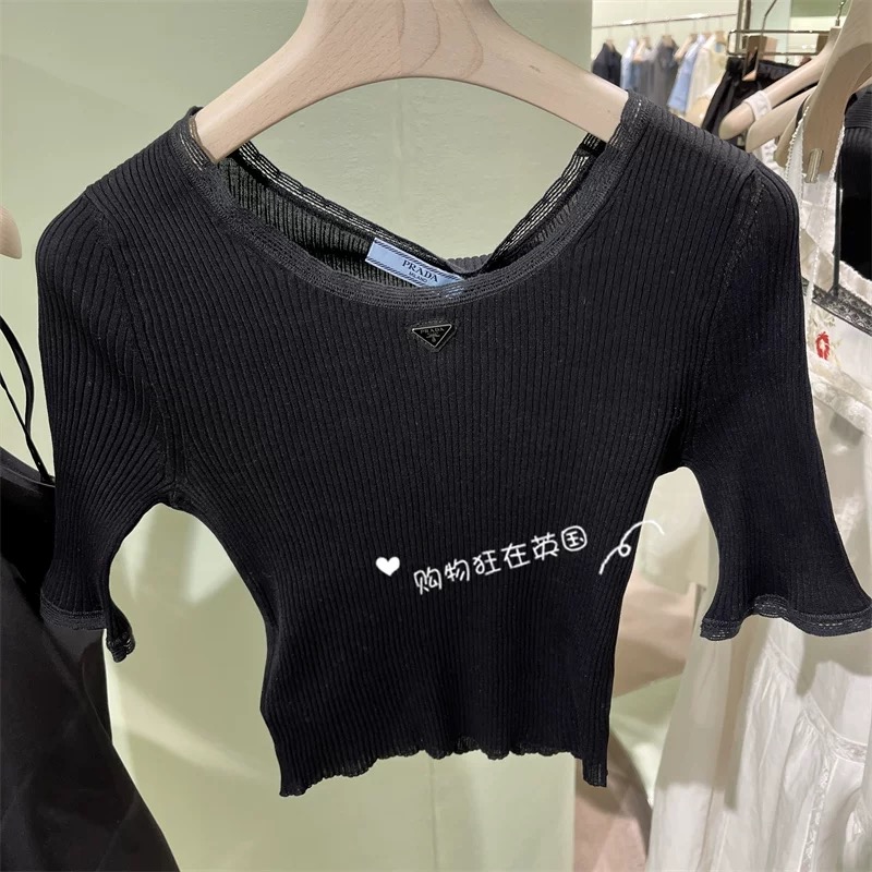 NO:932114,Style number G26071578 Prad* new P family high-end customized Tencel threaded knitted fabric!  Classic inverted triangle logo badge on the chest, lace hemmed round neck short-sleeved sweater crop top!  Black, (M size bust 62, sleeve length 22, dress length 43), Prada-clothing, prada, prada, T-shirt,19860909款号G26071578 Prad*新款P家高端定制天丝螺纹针织面料！胸前经典倒三角标徽章蕾丝包边圆领短袖针织衫短款上衣！黑色, （M码胸围62,袖长22,衣长43）,普拉达-服装,prada,prada,T-shirt,,Women's clothing