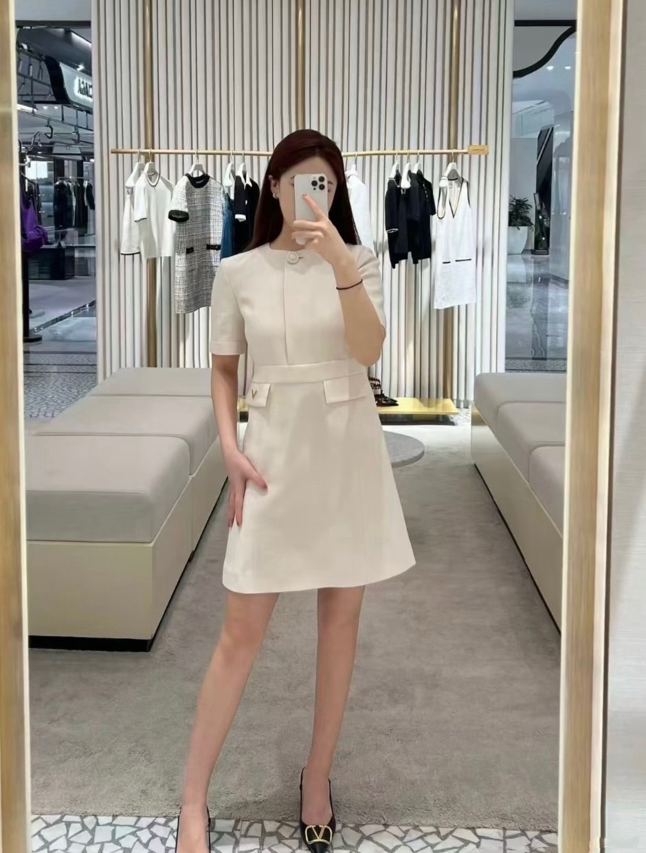 NO:943729,Model No. G26072054 VALENTIN*O Warren's new high-end customized French lady style simple placket design with one button design, metal V logo decoration on the right pocket flap, round neck short-sleeved A-line dress!  Classic black, off-white, (S size bust 80, waist 70, sleeve length 21, skirt length 88) batch,,valentino,valentino,skirts,T-shirt,19860909款号G26072054 VALENTIN*O华伦家新款高端定制法式名媛风简约时门襟一粒扣设计、右袋盖金属V标志装饰圆领短袖A字连衣裙！经典黑、米白色、 （S码胸围80,腰围70,袖长21,裙长88）批,,valentino,valentino,skirts,T-shirt,,Women's clothing