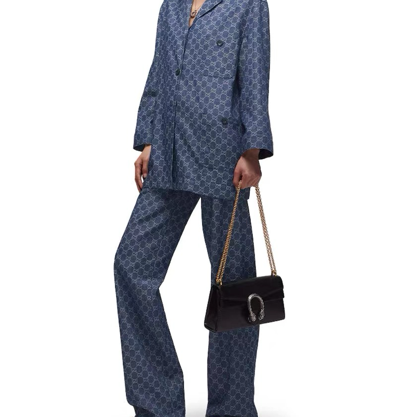NO:933721,Style number D26071722 GUCC* new all-over GG jacquard distressed soft denim thin fabric, fashionable and casual loose version two-piece suit!  Engraved logo buttons, single-row placket suit collar, mid-length long-sleeved jacket, denim jacket, drawstring, elastic waist, high-waisted wide-leg trousers!  Pair the top with a belt to cinch the waist and wear it even more~--(M size shoulder width 42, bust 102, sleeve length 58, dress length 75; waist 62 to 92 elastic, hip 108, trouser length 104), Gucci - Clothing, gucci, gucci, jackets & coats, business suit,19860909款号D26071722 GUCC*新款通体GG提花做旧软牛仔薄面料、时尚休闲宽松版两件套装！刻字母logo纽扣单排门襟西装领中长款长袖外套牛仔衣抽绳松紧腰高腰阔腿裤长裤！上衣搭配一条腰带收腰穿更绝哦～--（M码肩宽42,胸围102,袖长58,衣长75；腰围62～92松紧弹力,臀围108,裤长104）,古驰-服装,gucci,gucci,jackets & coats,business suit,,Women's clothing