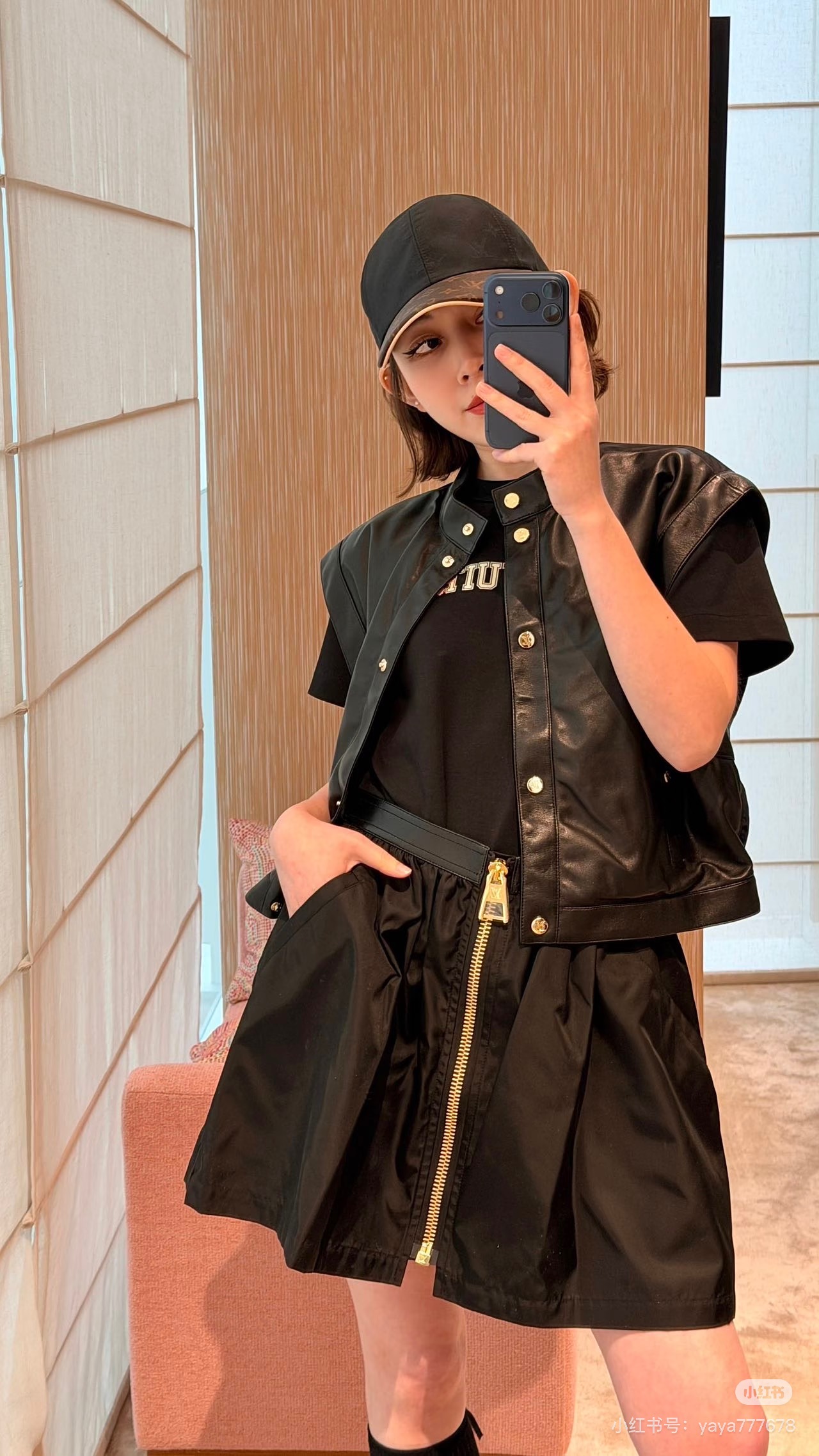 NO:931225,Model No. D26071618 LOUIS*LV’s new AB fabric front panel simulated lamb leather spliced ​​with nylon fabric back panel!  Letter logo stenciled buttons, single-breasted placket, LV label sewn on the back, fashionable and western style sleeveless vest vest jacket top!  Black, (L size shoulder width 43, bust 112, length 55) batch,, louis vuitton, louis vuitton, louis vuitton, louis vuitton, jackets & coats, sheepskin,19860909款号D26071618 LOUIS*驴家LV新款 AB面料前片仿真小绵羊皮革拼接后片尼龙面料！字母logo钢印纽扣单排扣门襟后背缝制LV标签设计时髦洋气无袖马甲坎肩外套上衣！黑色、 （L码肩宽43,胸围112,衣长55）批,,louis vuitton,louis vuitton,louis vuitton,louis vuitton,jackets & coats,sheepskin,,Women's clothing