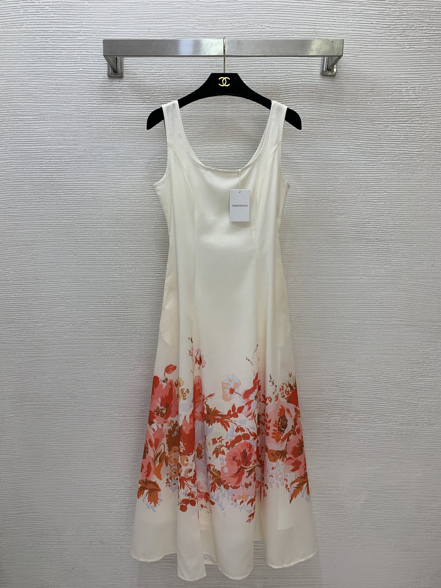 NO:933726,Model No. G26071756 ZIMMERMA*N Zimmerman's new Australian brand, high-end customized linen blended fabric, travel resort style fashionable sweet red floral print, sexy hollow design on the back, large backless lace-up waist, slimming and wide-sleeved sleeveless suspender dress!  1.2.3.4/SMLXL (size 2 bust 80~86, waist 68, skirt length 126), Zimmerman-clothing, skirts,19860909款号G26071756 ZIMMERMA*N兹默曼新款澳洲品牌 高端定制亚麻混纺面料、旅游度假风时尚甜美红色花卉印花、后背性感挖空设计大露背系带收腰显瘦大摆无袖吊带连衣裙！1.2.3.4/SMLXL（2码胸围80～86,腰围68,裙长126）,兹默曼-服装,skirts,,Women's clothing