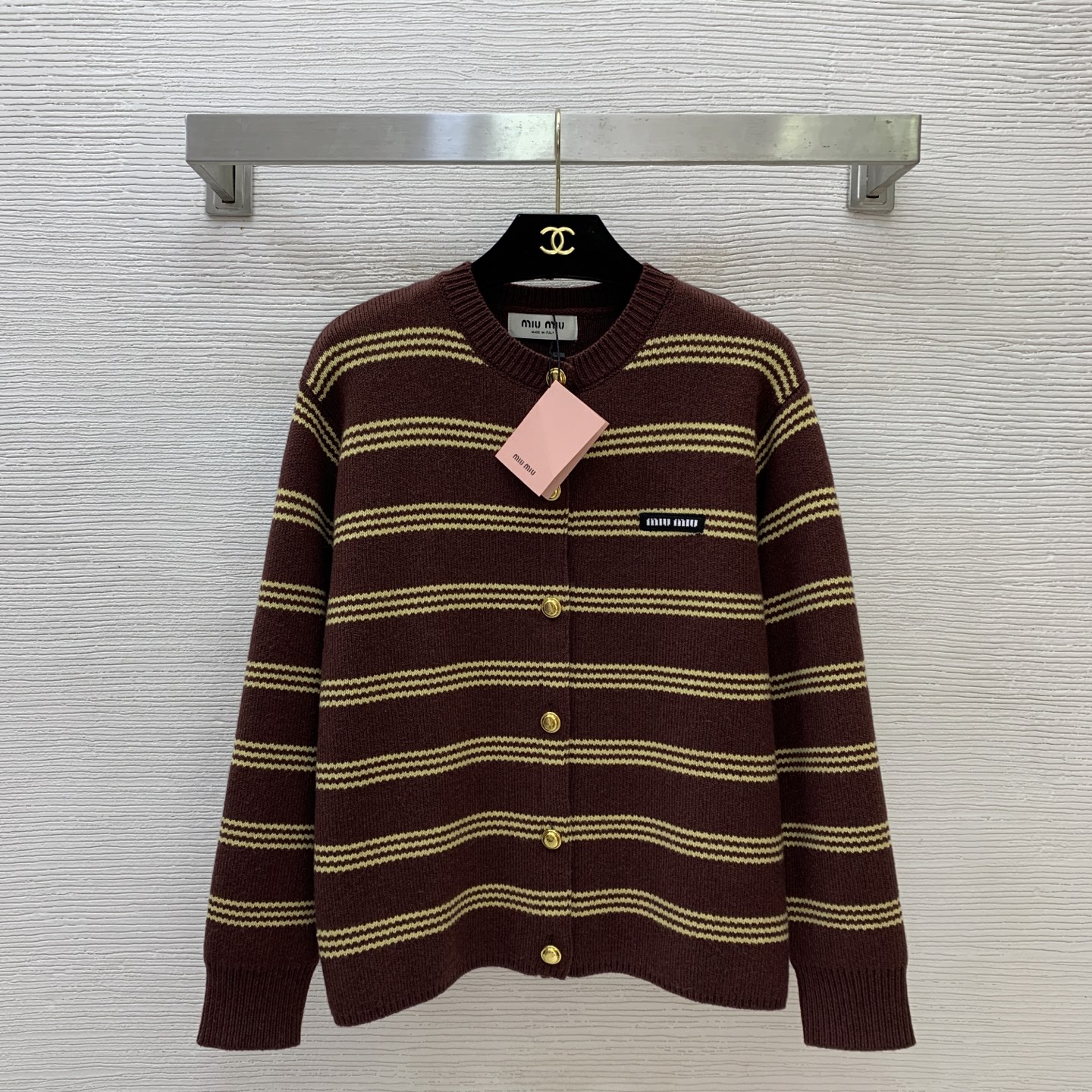 NO:942422,Style number G26072257 MIUMI*U Miaojia early autumn new high-end customized wool yarn fabric is soft, skin-friendly and comfortable!  Retro contrast striped letter logo buttoned round neck long sleeve knitted cardigan jacket top!  Brown color, (M size shoulder width 42, bust 94, sleeve length 52, dress length 57), Miu Miu-clothing, miumiu, jackets & coats,19860909款号G26072257 MIUMI*U缪家早秋新款 高端定制羊毛纱线面料软糯亲肤质感舒适！复古撞色条纹字母logo徽标系扣圆领长袖针织开衫外套上衣！咖色、 （M码肩宽42,胸围94,袖长52,衣长57）,缪缪-服装,miumiu,jackets & coats,,Women's clothing
