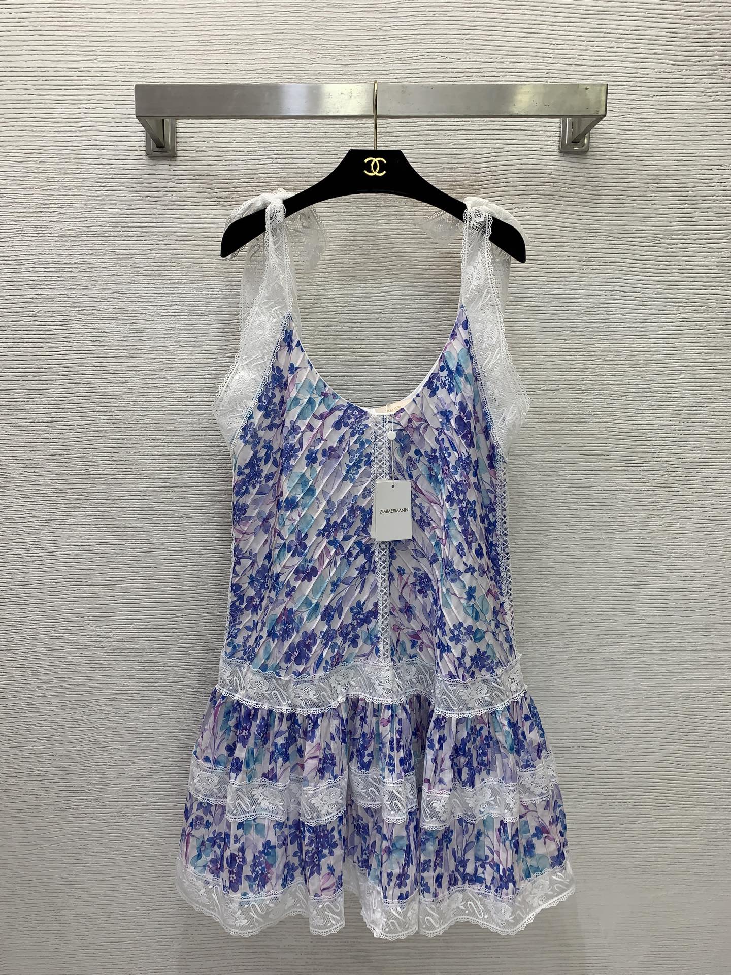 NO:941787,Style No. G26072154 ZIMMERMA*N Zimmerman's new Australian brand, high-end customized lace splicing, accordion pleats, purple, blue and white tones, contrasting colors, small floral prints, loose and versatile U-neck sleeveless suspender dress!  1.2.3.4/SMLXL (size 2 bust 96, skirt length 79 excluding straps), Zimmerman-clothing, skirts,19860909款号G26072154 ZIMMERMA*N兹默曼新款澳洲品牌 高端定制蕾丝拼接风琴压褶紫蓝白调撞色小碎花朵印花宽松百搭U领无袖吊带连衣裙！1.2.3.4/SMLXL（2码胸围96,裙长79不含肩带）,兹默曼-服装,skirts,,Women's clothing