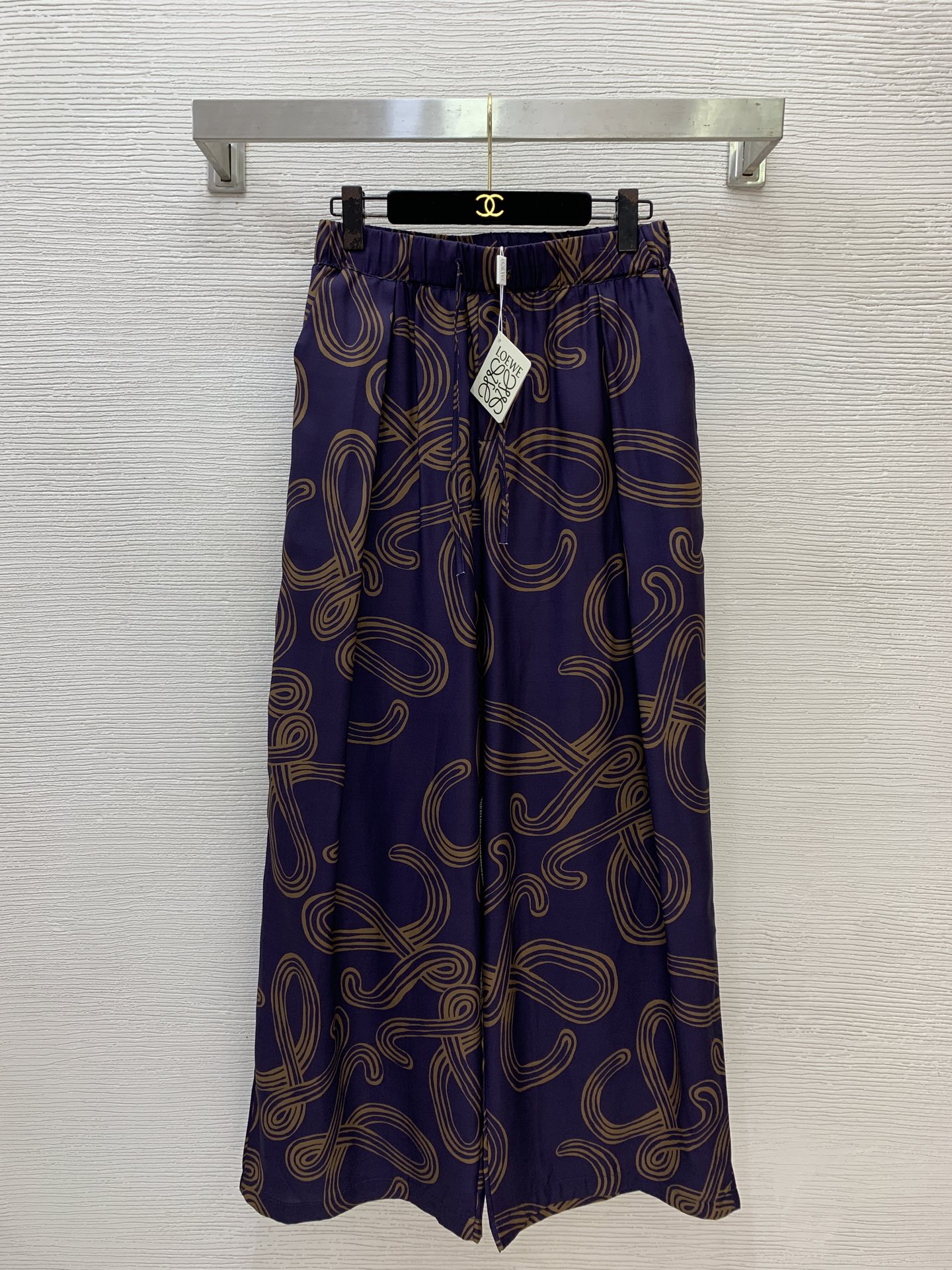 NO:941781,Style No. D26072212 LOEW* new retro abstract line pattern print, drawstring elastic waist, loose wide-leg trousers!  Purple, khaki, (M size waist 68~84 elastic, hip 106, trouser length 105) pants, women's clothing, loewe,19860909款号D26072212 LOEW*新款复古抽象线条图案印花、抽绳松紧腰宽松阔腿裤长裤！紫色、卡其色、 （M码腰围68～84松紧弹力,臀围106,裤长105）裤子,女装,loewe,,Women's clothing