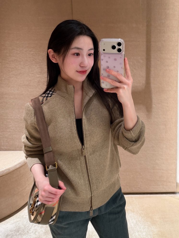 NO:933720,Style number G26071780 BURBERR* new autumn and winter style B’s high-end customized double-woven dense needle wool yarn blended fabric!  Classic plaid stitching on the shoulders, double-ended zipper placket, high collar, long-sleeved knitted cardigan jacket top!  Gray/black/khaki, (M size shoulder width 42, chest 100, sleeve length 64, clothing length 62) batch,, burberry, jackets & coats,19860909款号G26071780 BURBERR*秋冬新款 B家高端定制双织密针羊毛纱线混纺面料！肩部经典格纹拼接双头拉链门襟高领长袖针织开衫外套上衣！灰/黑/卡其, （M码肩宽42,胸围100,袖长64,衣长62）批,,burberry,jackets & coats,,Women's clothing