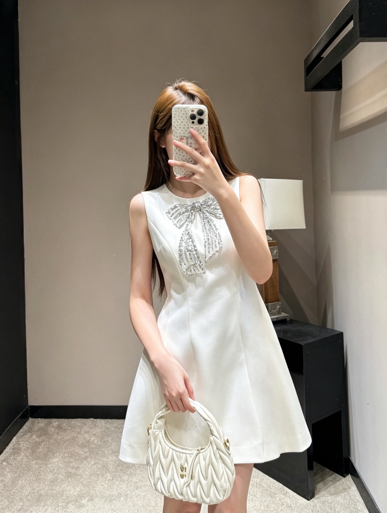 NO:941792,Model No. G26072186 VALENTIN*O Warren's new model, high-end customized silk wool fabric, fashionable banquet dress with rich socialite style!  Heavy-duty bow pattern on the chest, beaded diamond sequins, blingbling, slim fit, A-line round neck, sleeveless vest dress!  Black, beige, (S size bust 80, waist 68, skirt length 85), Valentino-clothing, valentino, valentino, skirts,19860909款号G26072186 VALENTIN*O华伦家新款 高端定制丝毛面料、名媛千金风时尚宴会小礼服裙！胸前重工蝴蝶结图案串珠镶钻亮片blingbling闪耀修身显瘦A字摆圆领无袖背心连衣裙！黑色、米色、 （S码胸围80,腰围68,裙长85）,华伦天奴-服装,valentino,valentino,skirts,,Women's clothing