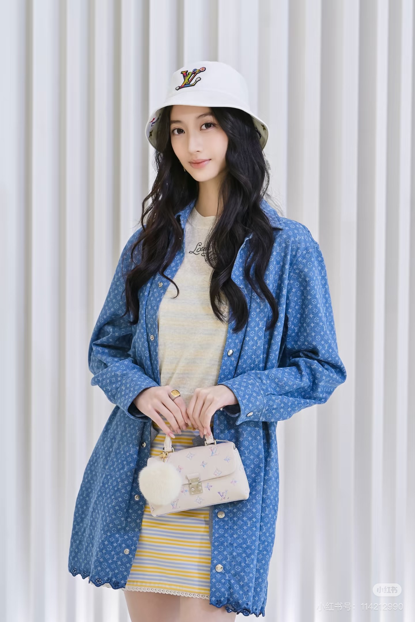 NO:933725,Style No. G26071724 LOUIS* Lvjia’s new high-version LV custom-made ultra-soft washed denim fabric, all over with presbyopia logo printing on the hem and embroidered lace craftsmanship, custom steel-printed letter buttons, loose, casual, versatile lapel long-sleeved denim jacket, mid-length coat shirt dress!  (S size shoulder width 38, chest 94, sleeve length 60, clothing length 76) batch,,louis vuitton,louis vuitton,louis vuitton,louis vuitton,skirts,jackets & coats,shirts,19860909款号G26071724 LOUIS*驴家新款高版本LV定制超软水洗牛仔面料 满身老花logo印花下摆绣花边工艺、定制钢印字母纽扣宽松休闲百搭翻领长袖牛仔衣、中长款外套衬衫裙！ （S码肩宽38,胸围94,袖长60,衣长76）批,,louis vuitton,louis vuitton,louis vuitton,louis vuitton,skirts,jackets & coats,shirts,,Women's clothing