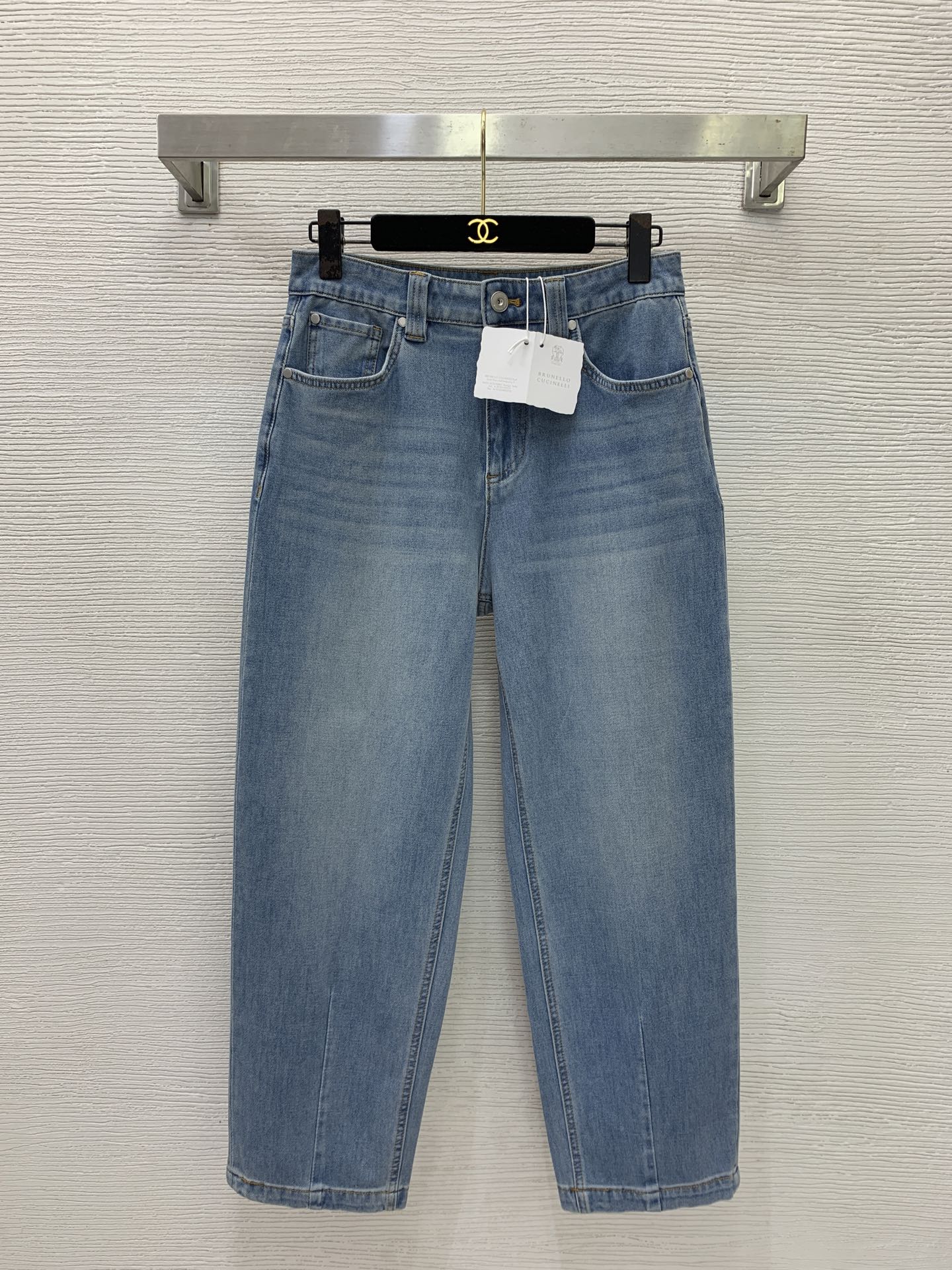NO:941765,Style No. G26072154 Brunel*o Cucinel*i's new BC high-end custom washed denim fabric has a soft and comfortable texture!  Designed with letter logo accessories, button zipper fly, double pocket design, rear hip pockets, bead curtain chain, small decoration, tapered carrot pants, nine-point jeans!  36.38.40.42.44 (size 38 waist 70 micro-elastic, hip 100, pants length 92), women's clothing, brunello cucinelli, chanel, jeans,19860909款号G26072154 Brunel*o Cucinel*i新款BC家高端定制水洗牛仔面料质感柔软舒适！采用字母logo配件、纽扣拉链门襟双口袋设计后臀口袋珠帘链条小装饰锥形萝卜裤九分牛仔裤！36.38.40.42.44（38码腰围70微弹力,臀围100,裤长92）,女装,brunello cucinelli,chanel,jeans,,Women's clothing
