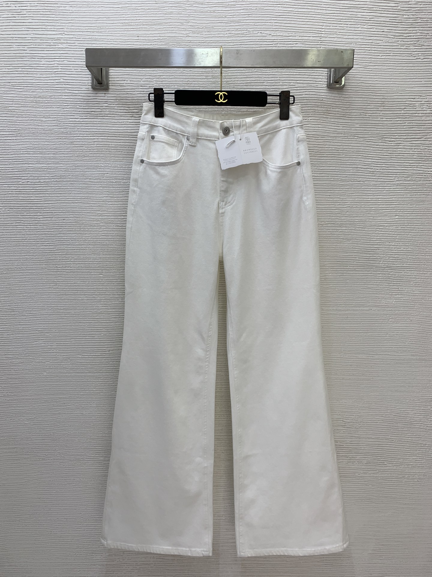 NO:947793,Model No. G26072346 Brunel*o Cucinel*i's new BC high-end customized four-sided stretch washed denim fabric is soft and comfortable!  Made with letter logo accessories, a zipper fly and a leather patch on the back buttocks, these are mid-high-waist, slim-fitting and micro-flared jeans and trousers!  Blue, milky white, 36.38.40.42.44 (size 38: waist 70 micro-elastic, hip 100, pants length 107) batch,, brunello cucinelli, chanel, jeans,19860909款号G26072346 Brunel*o Cucinel*i新款BC家高端定制四面弹力水洗牛仔面料柔软舒适！采用字母logo配件、拉链门襟后臀压线皮牌徽标装饰中高腰修身显瘦微喇叭牛仔裤长裤！蓝色、奶白色、36.38.40.42.44（38码:腰围70微弹力,臀围100,裤长107）批,,brunello cucinelli,chanel,jeans,,Women's clothing