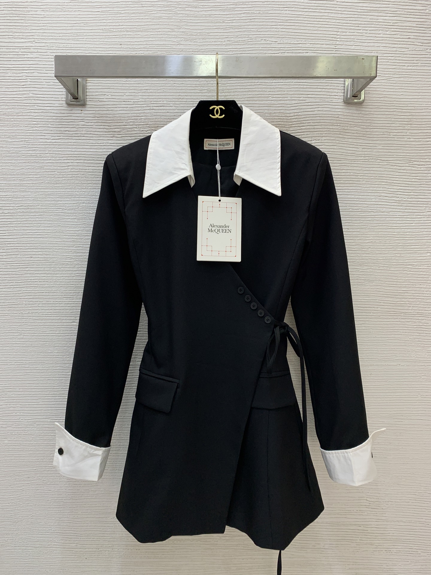 NO:941777,Model No. D26072258 McQueen MCQ* new custom-made minimalist style goddess-style one-piece design with side straps and knotted buttons embellished with contrasting splicing lapels, a slim slim long-sleeved suit dress!  Black, gray, (M size shoulder width 37 with shoulder pads, bust 86, waist 68, sleeve length 61, dress length 75), women's clothing, alexander mcqueen, skirts,19860909款号D26072258 麦昆MCQ*新款定制极简风气质女神范一片式设计侧面绑带打结纽扣点缀撞色拼接翻领修身显瘦长袖西服连衣裙！黑色、灰色、 （M码肩宽37有垫肩,胸围86,腰围68,袖长61,衣长75）,女装,alexander mcqueen,skirts,,Women's clothing