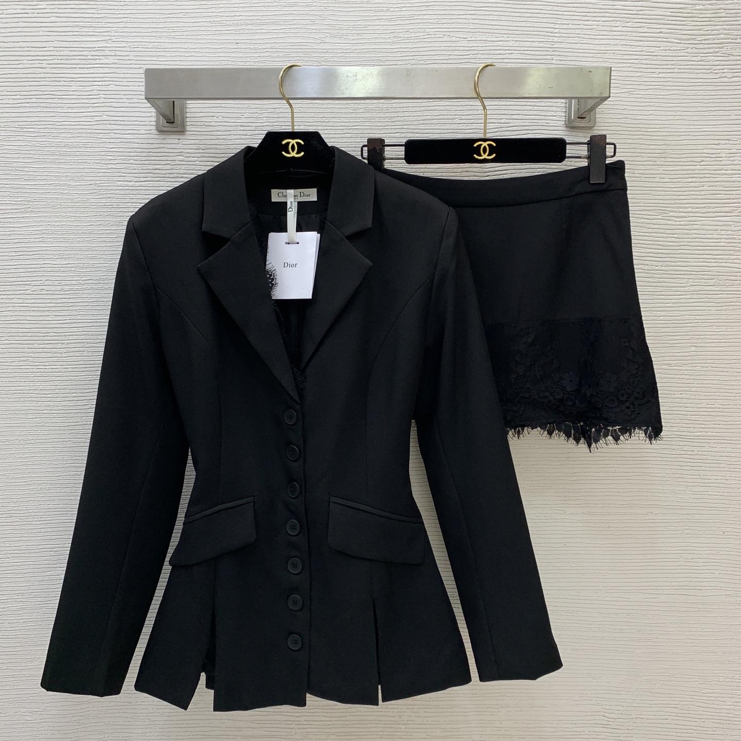NO:942404,Style number G2607 Dio* new high-end custom-made goddess-like fashionable two-piece suit!  Lace splicing hem slit design single-breasted placket lapel slimming slim waist long-sleeved suit jacket lace splicing side zipper high waist slimming short skirt skirt!  Black, gray, (M size shoulder width 40 with shoulder pads, bust 86, waist 68, sleeve length 60, dress length 70; waist 70, skirt length 33), Dior-clothing, dior, dior, skirts, jackets & coats, business suit,19860909款号G2607 Dio*新款高端定制气质女神范时尚两件套装！蕾丝拼接下摆开叉设计单排扣门襟翻领修身显瘦小蛮腰长袖西装外套蕾丝拼接侧拉链高腰显瘦短裙半身裙！黑色、灰色、 （M码肩宽40有垫肩,胸围86,腰围68,袖长60,衣长70；腰围70,裙长33）,迪奥-服装,dior,dior,skirts,jackets & coats,business suit,,Women's clothing