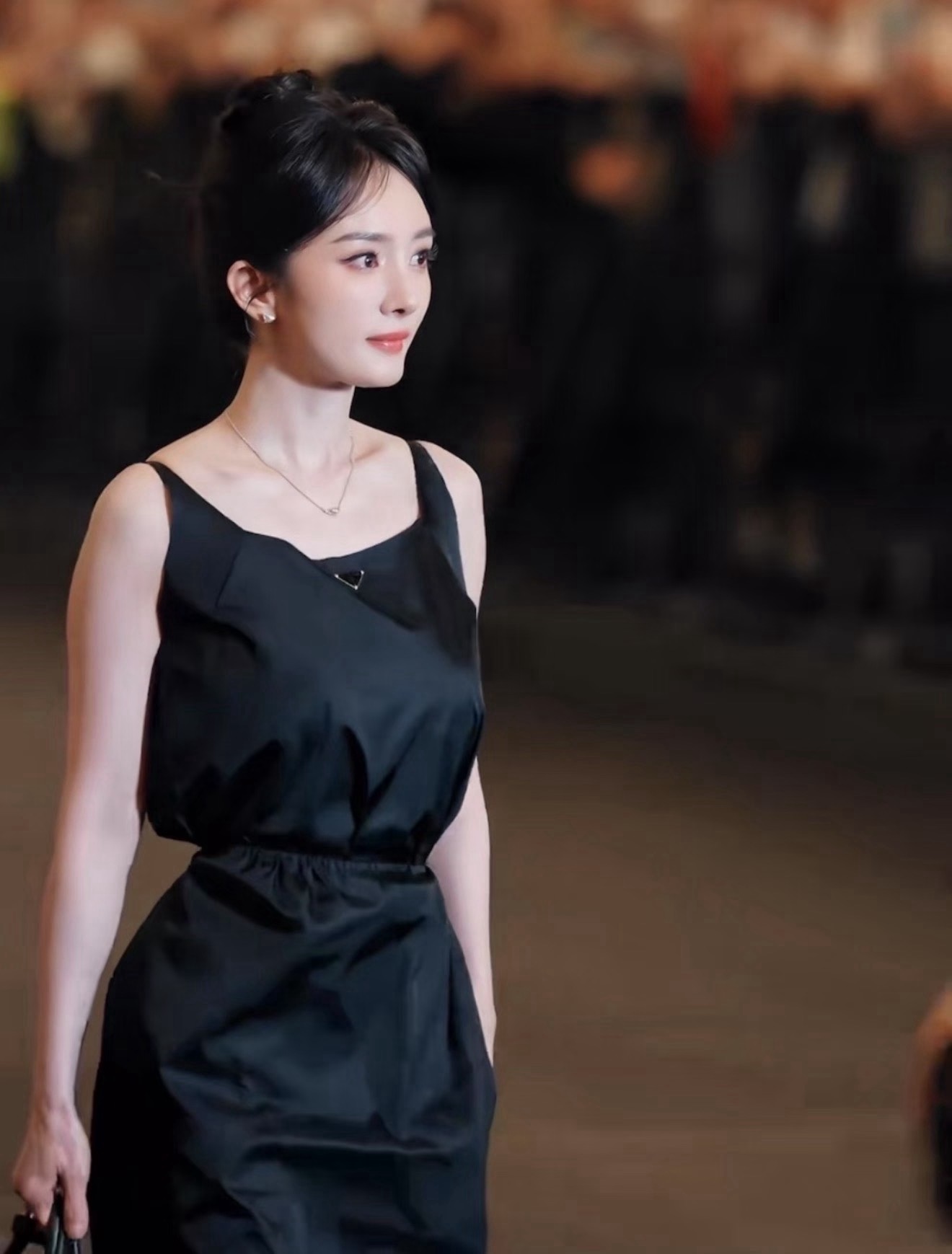 NO:941786,Model No. G26072188 Prad* new style P family classic inverted triangle logo badge, French Hepburn style wear, waist drawstring elastic design, side slits and pockets, sleeveless vest dress!  Black, (M size bust 92, skirt length 96) p, Prada-clothing, prada, prada, skirts,19860909款号G26072188 Prad*新款 P家经典倒三角标logo徽章、法式赫本风穿搭腰部抽绳松紧设计侧开衩插兜无袖背心连衣裙！黑色、 （M码胸围92,裙长96）p,普拉达-服装,prada,prada,skirts,,Women's clothing