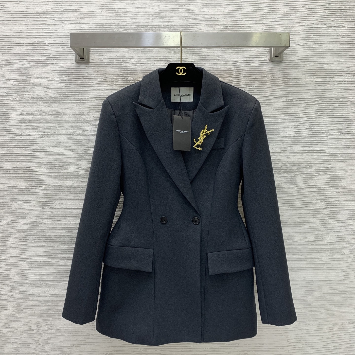 NO:946685,Style No. G26080190 Yves Saint Laurent New Autumn and Winter YSL High-End Customized Wool Blended Fabric, Notched Neck Collar, Horizontal Two Buttons, Symmetrical Flap Bags, Hourglass Waist Shape, Slim Fit Long Sleeve Blazer Top with Free Brooch!  Brown/gray/black/beige, (M size shoulder width 40 with shoulder pads, bust 88, waist 76, sleeve length 59, dress length 71) Jacket, saint laurent-clothing, saint laurent, saint laurent, jackets & coats, business suit, brooch, breastpin,19860909款号G26080190 圣罗兰 秋冬新款 YSL高端定制羊毛混纺面料、驳脖领横排两粒扣对称翻盖袋沙漏腰型、修身显瘦长袖西装外套上衣赠送胸针！咖啡色/灰色/黑色/米色,（M码肩宽40有垫肩,胸围88,腰围76,袖长59,衣长71） 外套,圣罗兰-服装,saint laurent,saint laurent,jackets & coats,business suit,brooch，breastpin,,Women's clothing