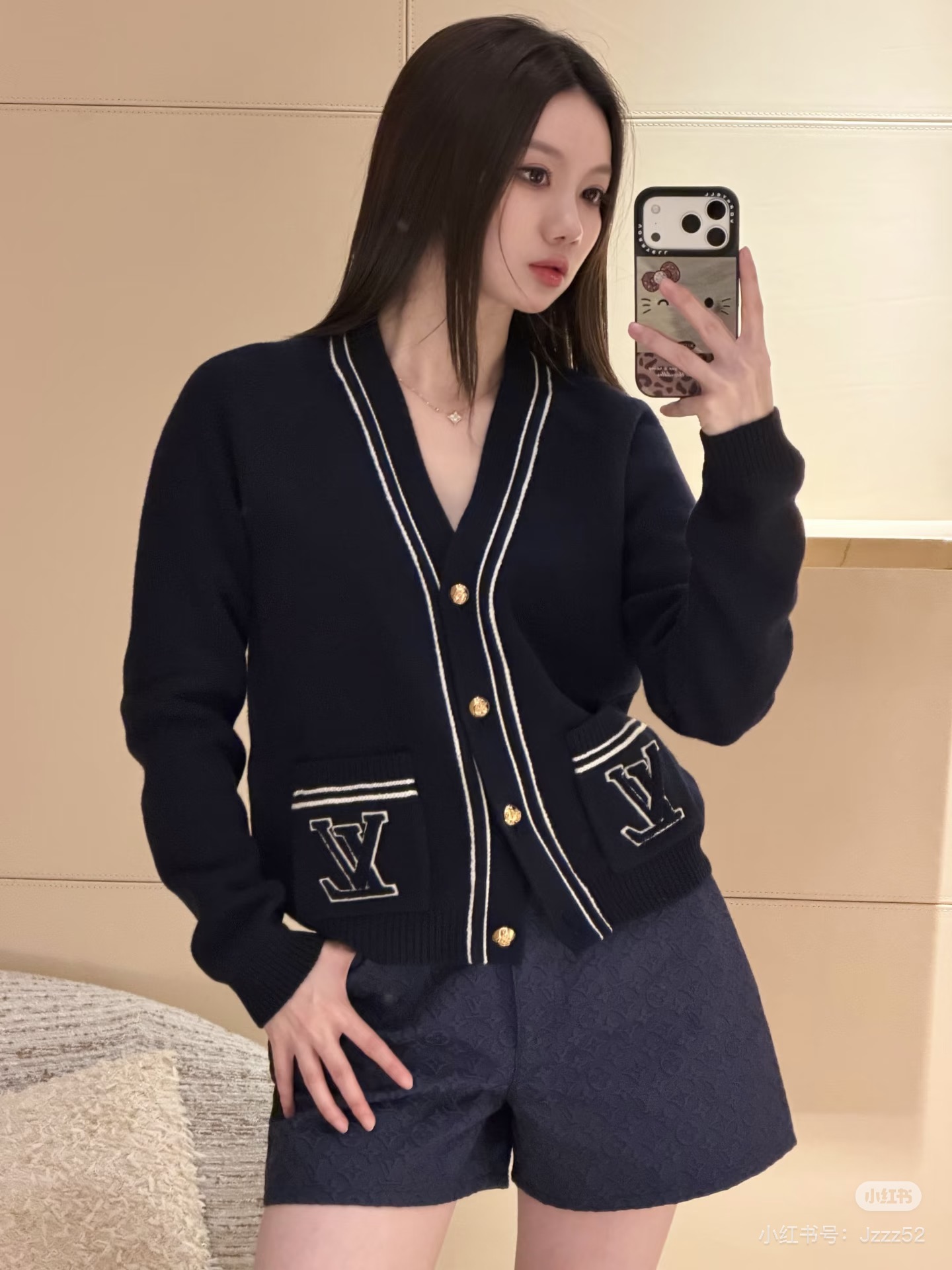 NO:942415,Style number G26072307 LOUIS*LV’s new high-end customized cashmere blended fabric is soft, waxy and comfortable!  Casual and versatile symmetrical pocket LV terry embroidery, contrasting edge embossed four-button single-breasted deep V-neck long-sleeved cardigan knitted jacket top!  Navy blue!  (M size bust 96, raglan sleeve length 73, dress length 55),Louis Vuitton-clothing,louis vuitton,louis vuitton,louis vuitton,louis vuitton,louis vuitton,jackets & coats,19860909款号G26072307 LOUIS*驴家LV新款高端定制羊绒混纺面料软糯舒适！休闲百搭对称口袋LV毛巾绒刺绣、撞色边浮雕四粒扣单排扣深V领长袖开衫针织外套上衣！藏青色！（M码胸围96,连肩袖长73,衣长55）,路易威登-服装,louis vuitton,louis vuitton,louis vuitton,louis vuitton,louis vuitton,jackets & coats,,Women's clothing