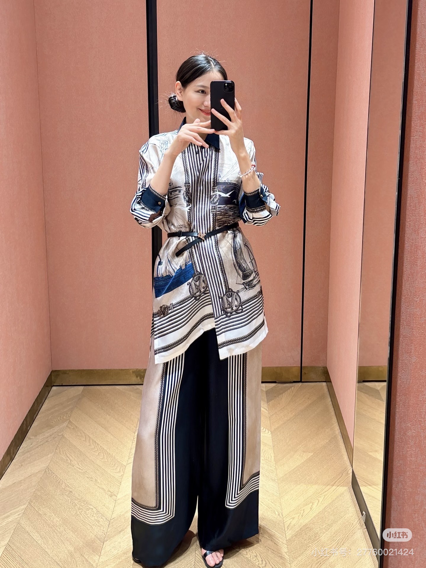 NO:947742,Style number D26072371 MaxMar*a new nautical sailing ship seagull pattern striped printing loose two-piece suit!  Fashionable and versatile button placket, contrasting color lapel long-sleeved shirt top with pockets on both sides, high-waisted wide-leg slimming trousers!  (M size shoulder width 44, chest 122, sleeve length 57, clothing length 80; waist 60 ~ 84 elastic, hip 106, pants length 106) batch,, shirts,19860909款号D26072371 MaxMar*a新款航海帆船海鸥图案条纹印花宽松两件套装！洋气百搭系扣门襟撞色翻领长袖衬衫上衣两侧口袋设计高腰阔腿显瘦长裤！（M码肩宽44,胸围122,袖长57,衣长80；腰围60～84弹力,臀围106,裤长106）批,,shirts,,Women's clothing