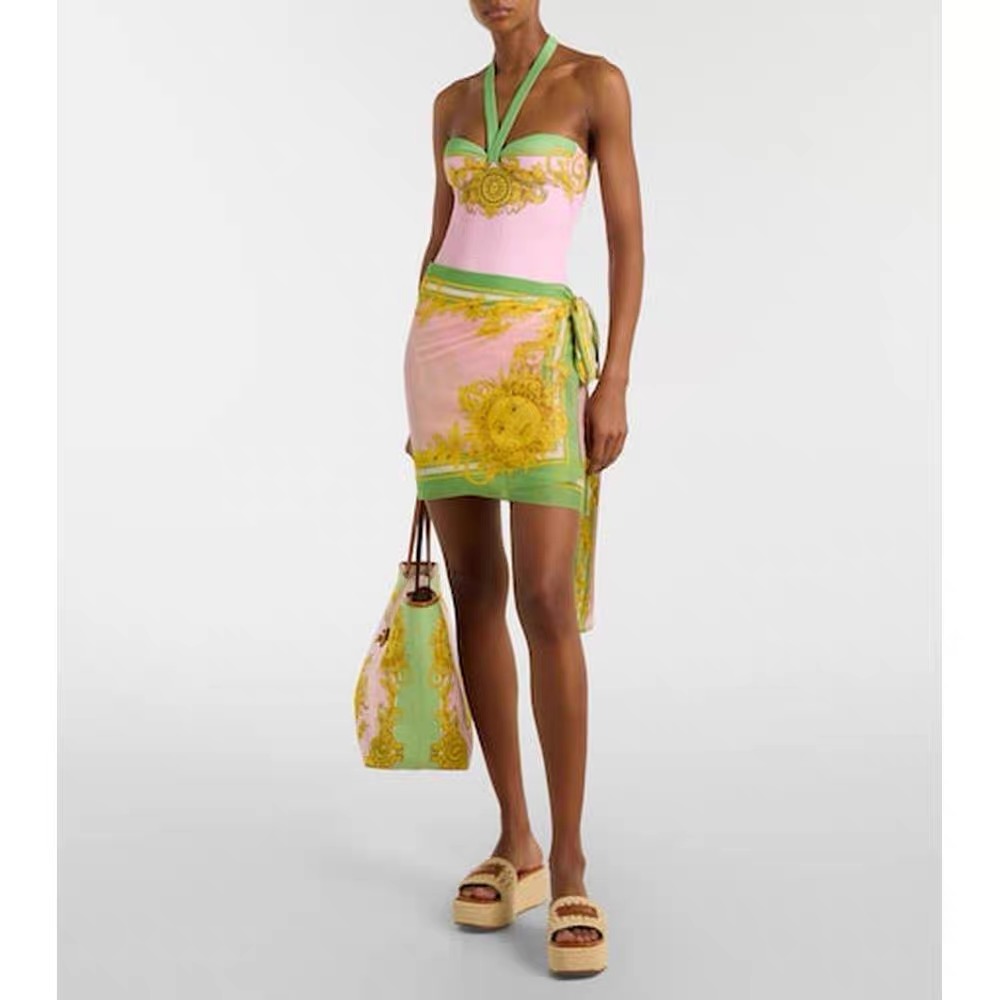 NO:942396,Style No. D26072384 VERSAC* new resort-style baroque retro printed split swimsuit bikini three-piece suit!  Pleated cup bra, halterneck straps, triangle cup bra, underwear (breast pads) knotted panties on both sides, briefs, one-piece blouse, wrap skirt, skirt!  A must-have for seaside resort hot spring pools!   ,,Versace-clothing,versace,versace,skirts,swimsuits,bikinis,19860909款号D26072384 VERSAC*新款度假风巴洛克复古印花分体泳衣比基尼三件套装！抽褶杯罩挂脖绑带三角杯文胸内衣（胸垫）两侧打结内裤三角裤一片式罩衫裹裙半身裙！海边度假温泉泳池必备！  ,,范思哲-服装,versace,versace,skirts,swimsuits,bikinis,,Women's clothing