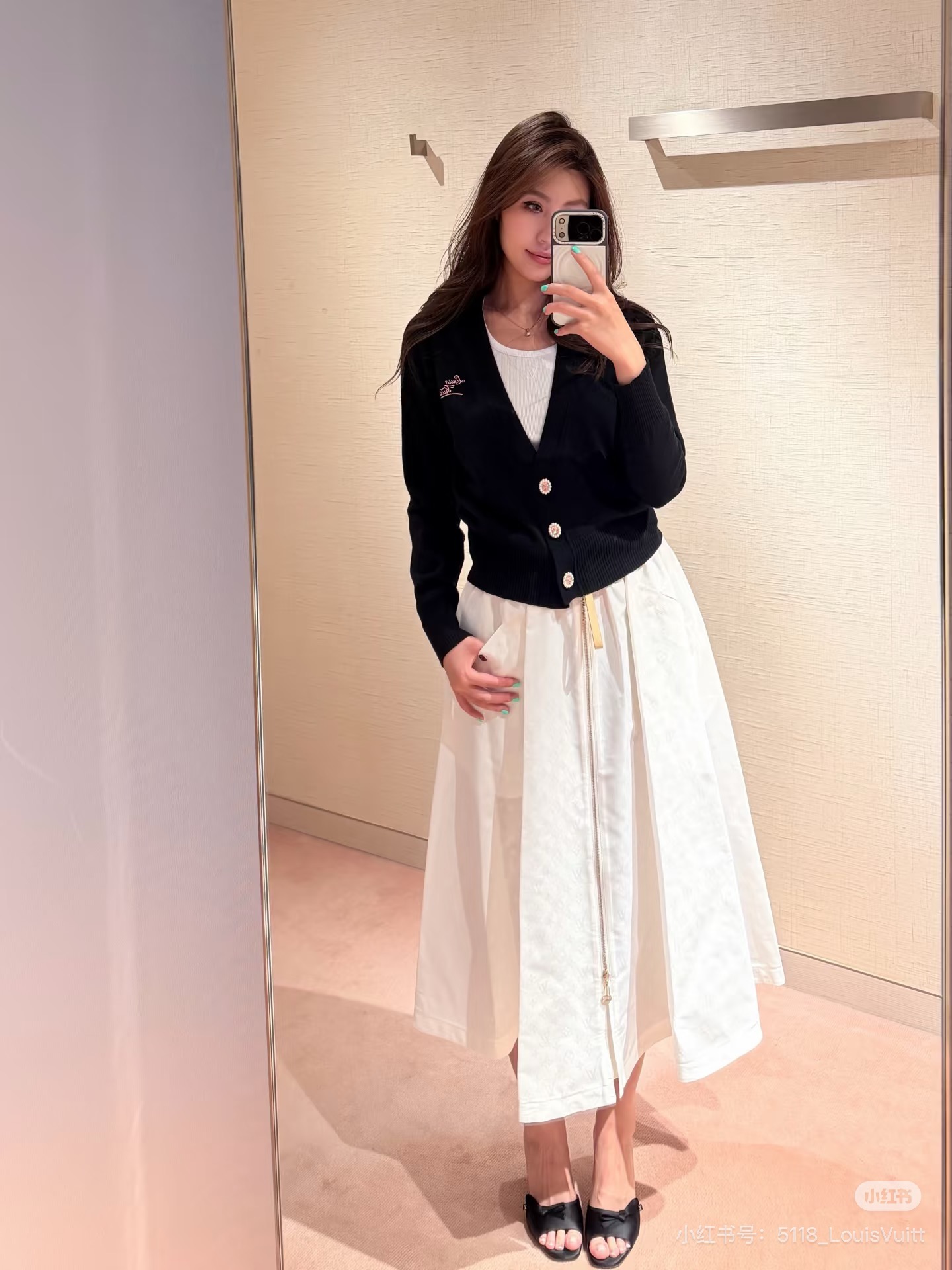 NO:942343,Model No. D26072456 LOUIS*LV’s new model is made of jacquard fabric with all-over dark patterned presbyopia letter logo, center-open double-ended zipper on the front, stenciled button accessories on both sides, large skirt, elastic waist, mid-length skirt!  Black, white, (M size waist 66~80 stretch, skirt length 79) wholesale, Louis Vuitton-clothing, louis vuitton, louis vuitton, louis vuitton, louis vuitton, louis vuitton, skirts,19860909款号D26072456 LOUIS*驴家LV新款满印暗纹老花字母logo提花面料、前襟中开双头拉链两侧口袋钢印纽扣配件大裙摆松紧腰中长款半身裙！黑色、白色、 （M码腰围66～80弹力,裙长79）批发,路易威登-服装,louis vuitton,louis vuitton,louis vuitton,louis vuitton,louis vuitton,skirts,,Women's clothing
