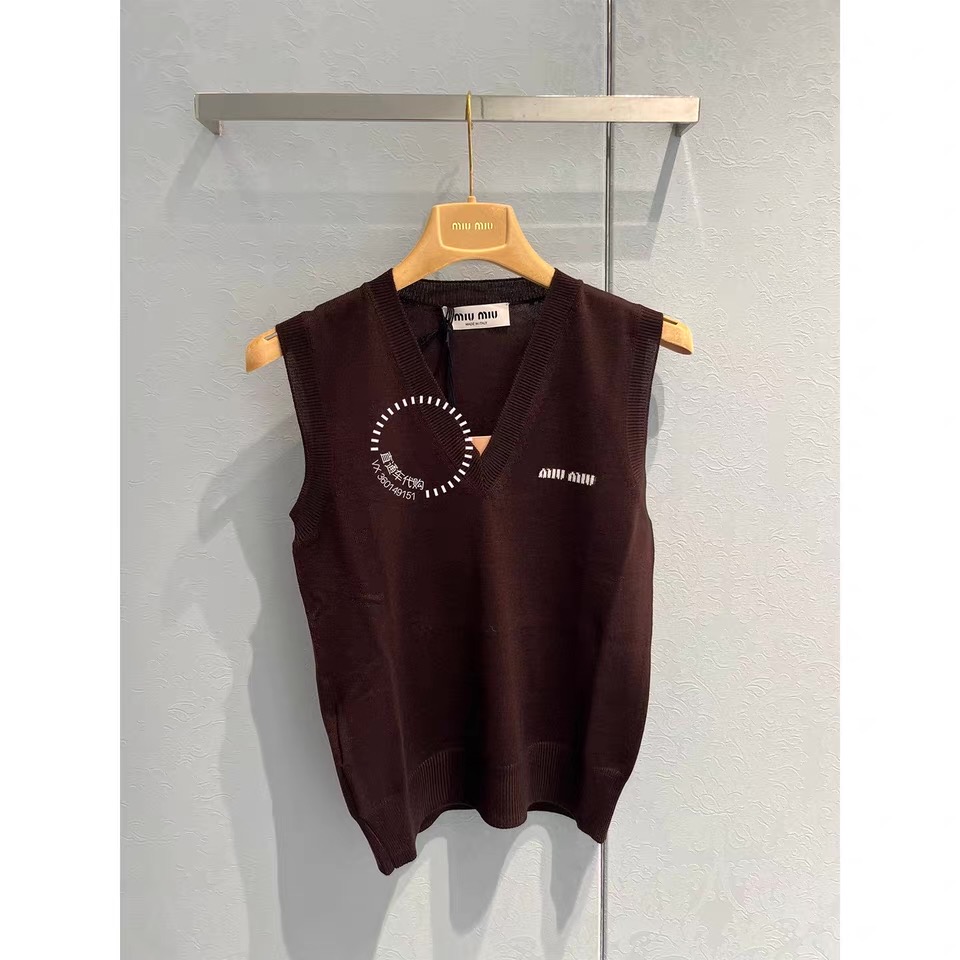 NO:943289,Model No. D72789 MIUMI*U Miaojia's new style slim-fitting V-neck sleeveless pullover sweater vest top with small letters logo on the chest!  Brown, black, (M size bust 78, length 55), Miu Miu-clothing, miumiu,19860909款号D72789 MIUMI*U缪家新款 胸前字母logo小标志螺修身显瘦V领无袖套头针织衫背心上衣！棕色、黑色、 （M码胸围78,衣长55）,缪缪-服装,miumiu,,Women's clothing