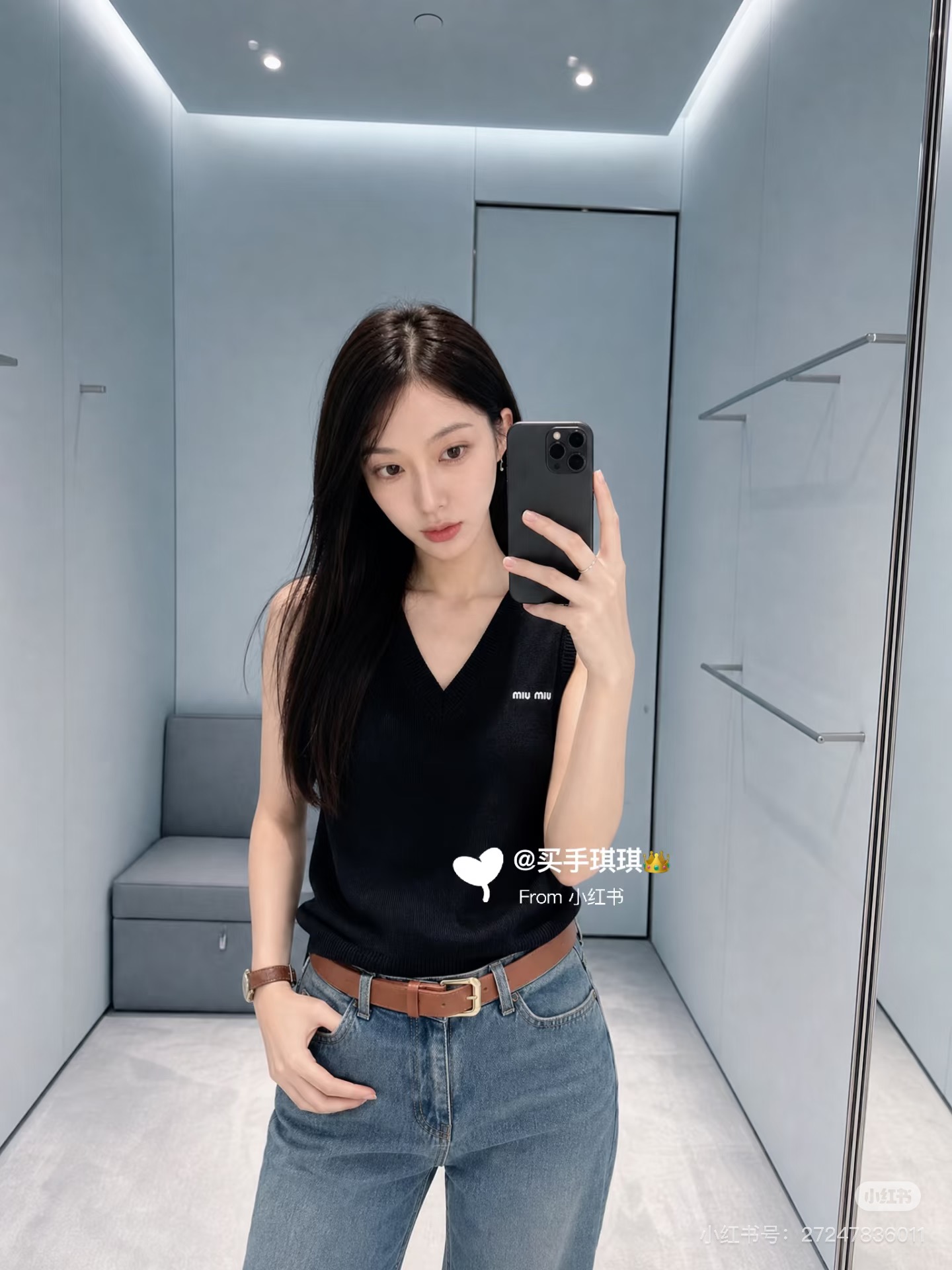 NO:953917,Model No. D26072789 MIUMI*U Miaojia's new style slim-fitting V-neck sleeveless pullover sweater vest top with small letter logo on the chest!  Brown, black, (M size bust 78, length 55) batch,,miumiu,19860909款号D26072789 MIUMI*U缪家新款 胸前字母logo小标志螺修身显瘦V领无袖套头针织衫背心上衣！棕色、黑色、 （M码胸围78,衣长55）批,,miumiu,,Women's clothing