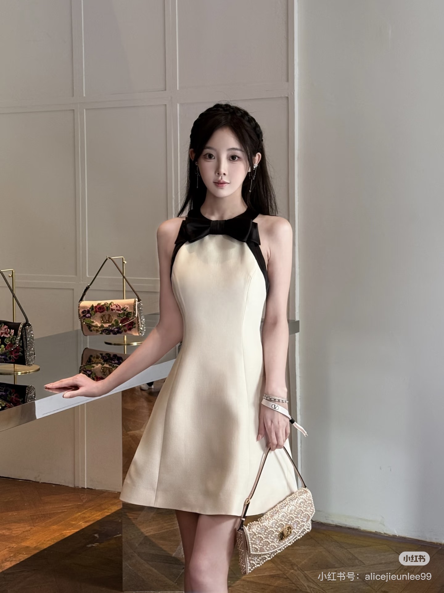 NO:953927,Style No. G26072764 JORYA* Zhuoya’s new high-end custom-made luxury lady style, contrasting color splicing collar, three-dimensional satin bow decoration, hollowed back, sexy backless, slim fit, halterneck sleeveless A-line dress!  Black, off-white, 36-38-40-42 (size 38: bust 78, waist 70, skirt length 79) batch,,skirts,19860909款号G26072764 JORYA*卓雅新款高端定制 千金大小姐轻奢名媛风撞色拼接领口立体缎面蝴蝶结装饰、后背挖空性感露背修身显瘦挂脖无袖A字连衣裙！黑色、米白色、36-38-40-42（38码:胸围78,腰围70,裙长79）批,,skirts,,Women's clothing