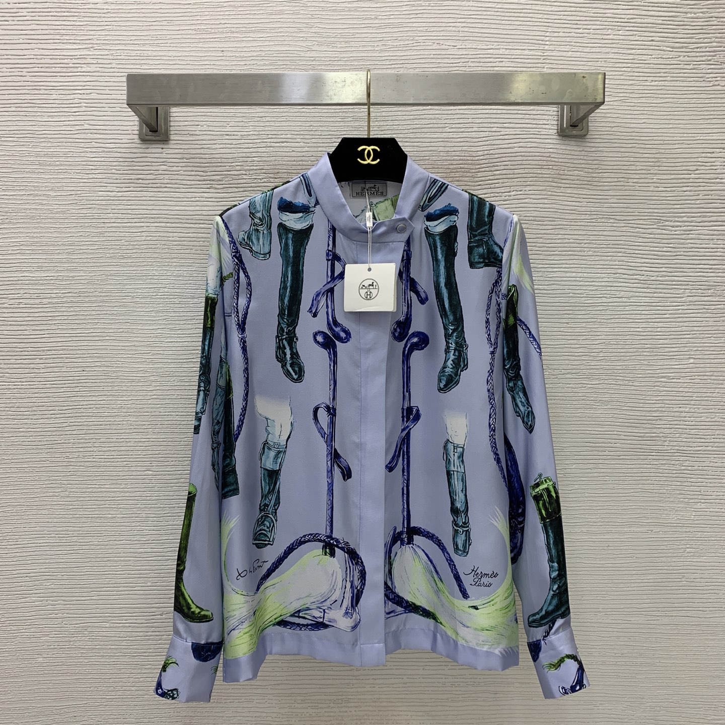 NO:943832,Style number G26073150 HERM*S new high-end customized heavyweight silk 19mm twill fabric!  Loose and fashionable long sleeve stand collar shirt top with boots rope cue pattern print!  Light blue, beige color, (S size shoulder width 37, bust 96, sleeve length 58, dress length 61) shirt, Hermes-clothing, hermes, hermes, boots, shirts, real silk,19860909款号G26073150 HERM*S新款高端定制重磅真丝19姆米斜纹绸面料！长靴绳索球杆图案印花宽松时尚长袖立领衬衫上衣！浅蓝色、米杏色、 （S码肩宽37,胸围96,袖长58,衣长61）衬衣,爱马仕-服装,hermes,hermes,boots,shirts,real silk,,Women's clothing