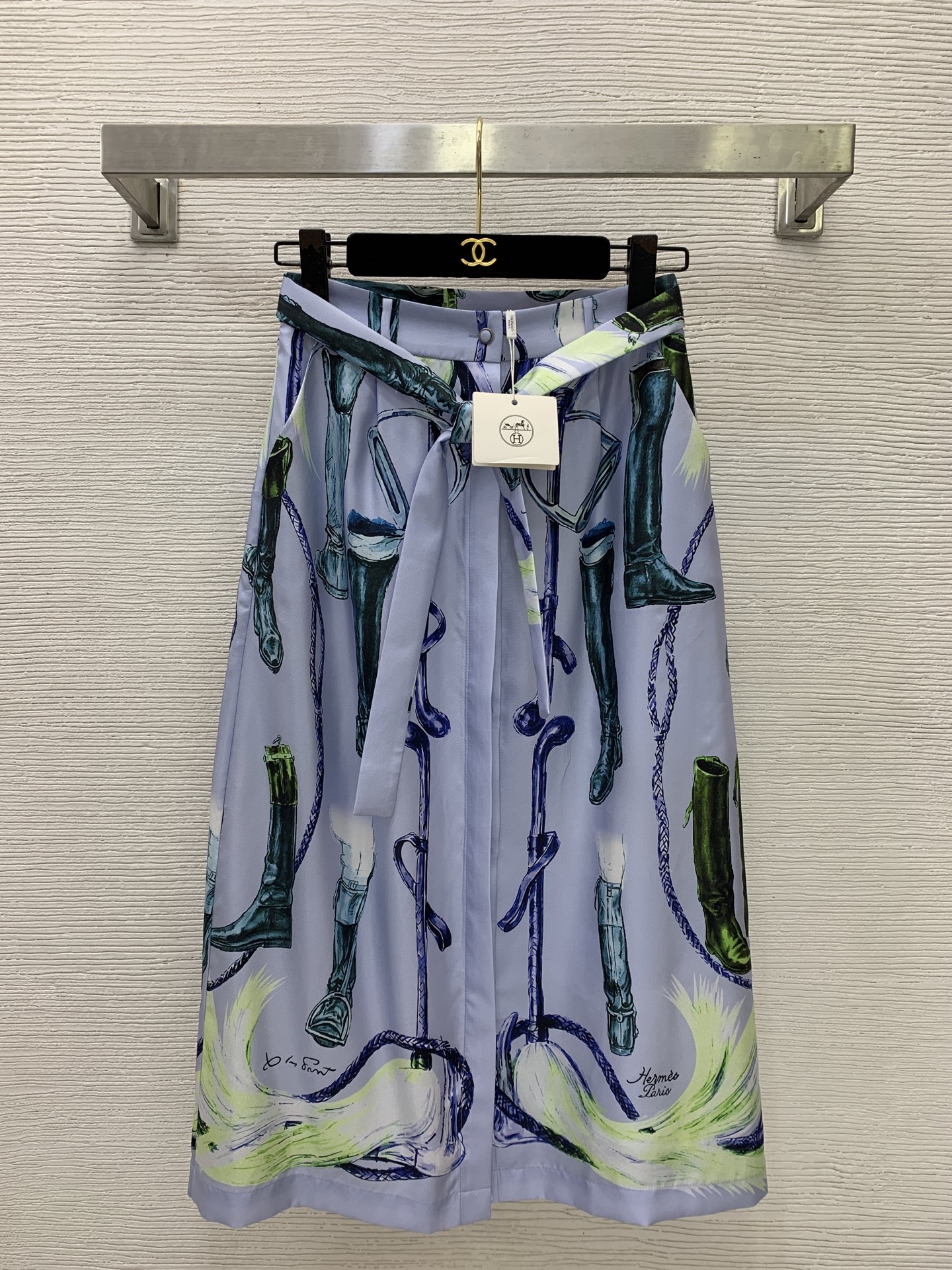 NO:943837,Style number G26073154 HERM*S new high-end customized heavyweight silk 19mm twill fabric!  Retro art-style riding boots with rope and cue pattern print, single-breasted front high-waist slimming mid-length skirt with belt!  Light blue, beige, (S size waist 62, skirt length 76) skirt, Hermes-clothing, hermes, hermes, boots, skirts, real silk,19860909款号G26073154 HERM*S新款 高端定制重磅真丝19姆米斜纹绸面料！复古艺术风马靴绳索球杆图案印花、单排扣前襟高腰显瘦中长款半身裙配腰带！浅蓝色、米杏色、 （S码腰围62,裙长76）半裙,爱马仕-服装,hermes,hermes,boots,skirts,real silk,,Women's clothing