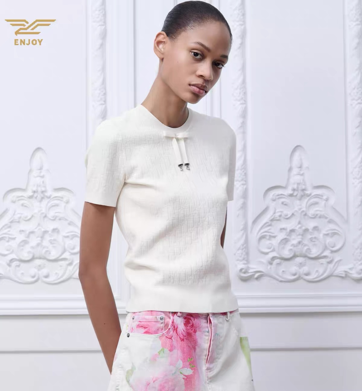 NO:943365,Model No. D26072813 Dio* new soft waxy skin-friendly texture, soft and comfortable, versatile classic dark pattern D family old flower jacquard fabric, lace-up small decorative bow metal CD stamped letter logo accessories round neck short-sleeved bottoming pullover sweater top!  Black, off-white, (M size bust 80, sleeve length 23, dress length 57), Dior-clothing, dior, dior, dior, T-shirt,19860909款号D26072813 Dio*新款软糯亲肤质感柔软舒适百搭款经典暗纹D家老花提花面料、系带小装饰蝴蝶结金属CD钢印字母logo配件圆领短袖打底套头针织衫上衣！黑色、米白色、（M码胸围80,袖长23,衣长57）,迪奥-服装,dior,dior,dior,T-shirt,,Women's clothing