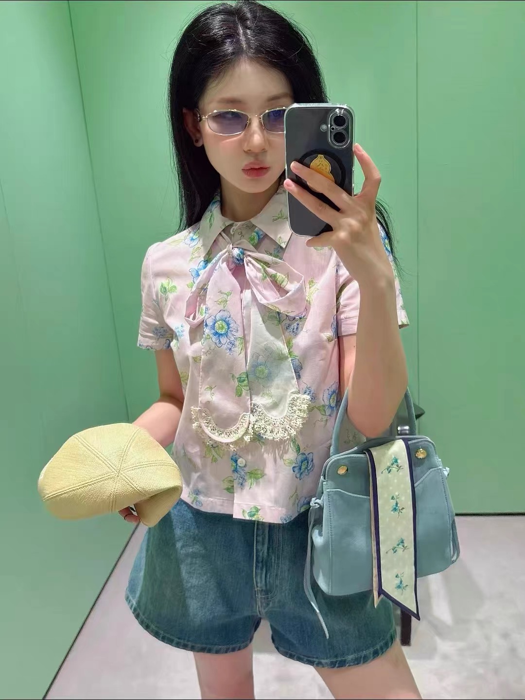 NO:955085,Model No. D26072879 Prad* new style lace streamers spliced ​​with blue green leaf flower print, small triangle sewn patchwork design on the back of the neck, short polo collar buttoned short-sleeved cotton shirt top!  (M size shoulder width 37, chest 98, sleeve length 18, clothing length 51) batch,, prada, shirts, T-shirt,19860909款号D26072879 Prad*新款 蕾丝飘带拼接蓝调绿叶花朵印花后脖处小三角形缝制拼贴设计短款polo领系扣短袖棉衬衫上衣！（M码肩宽37,胸围98,袖长18,衣长51）批,,prada,shirts,T-shirt,,Women's clothing