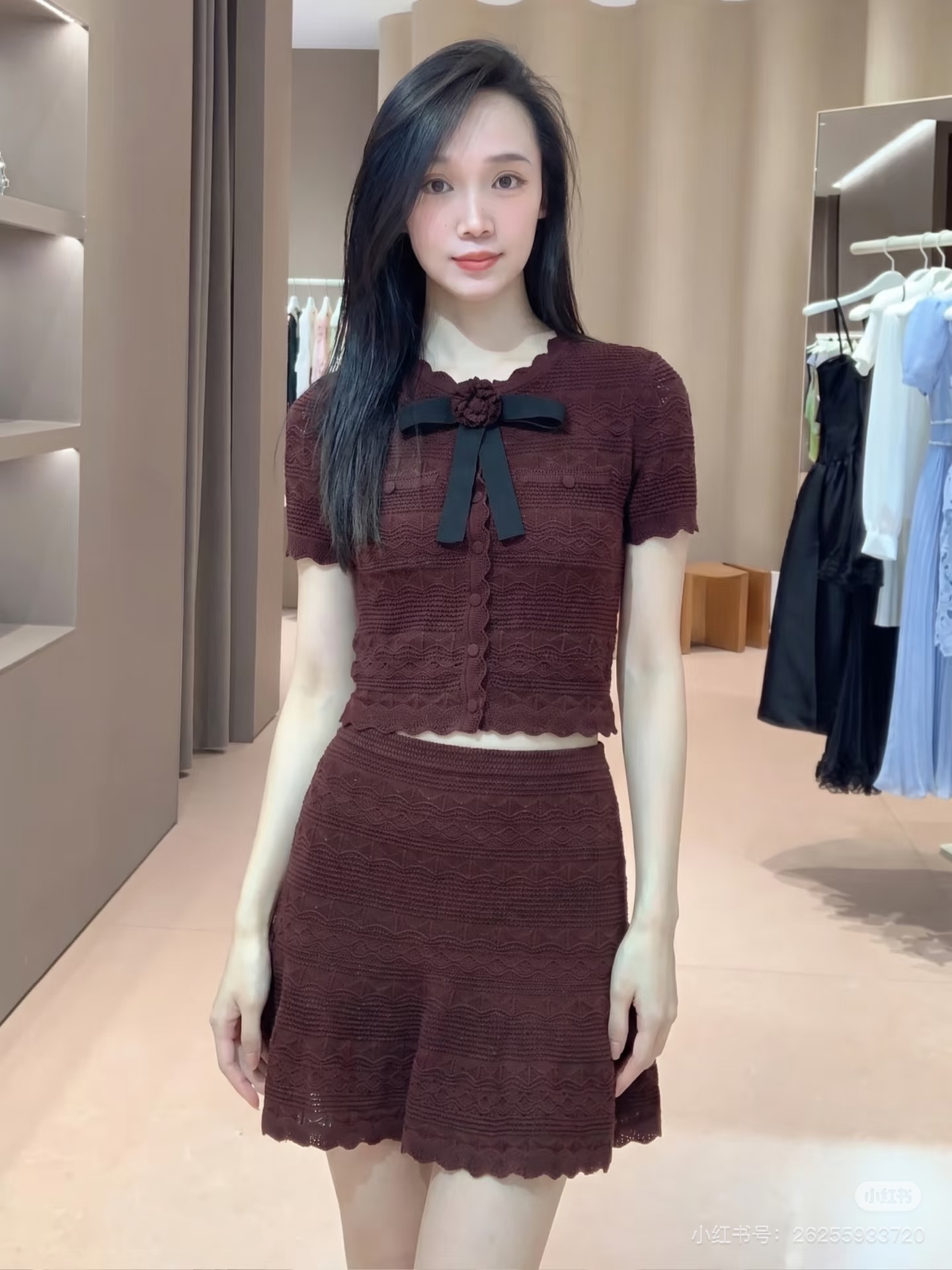 NO:955071,Style No. D26072895 Self-Portrai* 2026 new SP family style, age-reducing, fashionable, textured and comfortable two-piece knitted suit!  Hollow hook pattern geometric jacquard texture fabric, three-dimensional flower webbing pin decoration on the chest, short-sleeved knitted top (pins are removable), fashionable and versatile high-waisted slimming knitted skirt!  Dark brown, sky blue, (M size bust 82~88, sleeve length 22, dress length 47; waist 60~76 elastic, skirt length 44/fabric elastic large size is for reference only) batch,,skirts,T-shirt,19860909款号D26072895 Self-Portrai*2026年新款SP家学院风减龄时髦质感舒适两件针织套装！镂空勾花几何提花纹理面料胸口立体花朵织带别针装饰短袖针织上衣(别针可拆卸)时尚百搭高腰显瘦针织半身裙！深棕色、天蓝色、 （M码胸围82～88,袖长22,衣长47；腰围60～76弹力,裙长44/面料弹力大尺寸仅供参考）批,,skirts,T-shirt,,Women's clothing