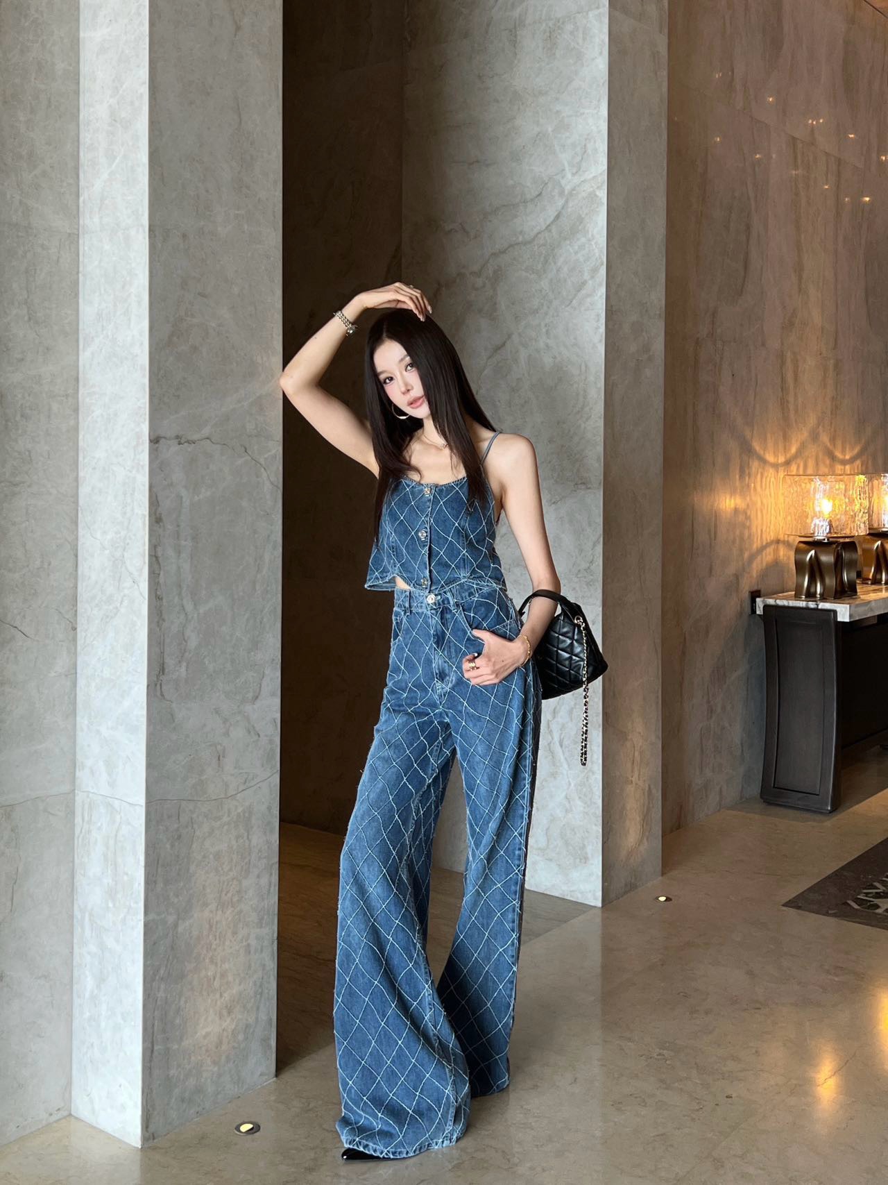 NO:955856,Model No. G26072922 CHANE*L high-end custom-made rhombus pattern top-stitch washed denim fabric, stylish and cool steel-printed embossed logo letter buttons, and short denim vest top with wavy edge design on the hem!  Blue, milky white, (S size bust 78, total length 38) batch,,chanel,19860909款号G26072922 CHANE*L高版本高端定制菱格纹明线洗水牛仔面料、个性时髦酷飒风钢印浮雕logo字母纽扣、下摆波浪边设计短款小吊带牛仔背心上衣！蓝色、奶白色、（S码胸围78,总长38）批,,chanel,,Women's clothing
