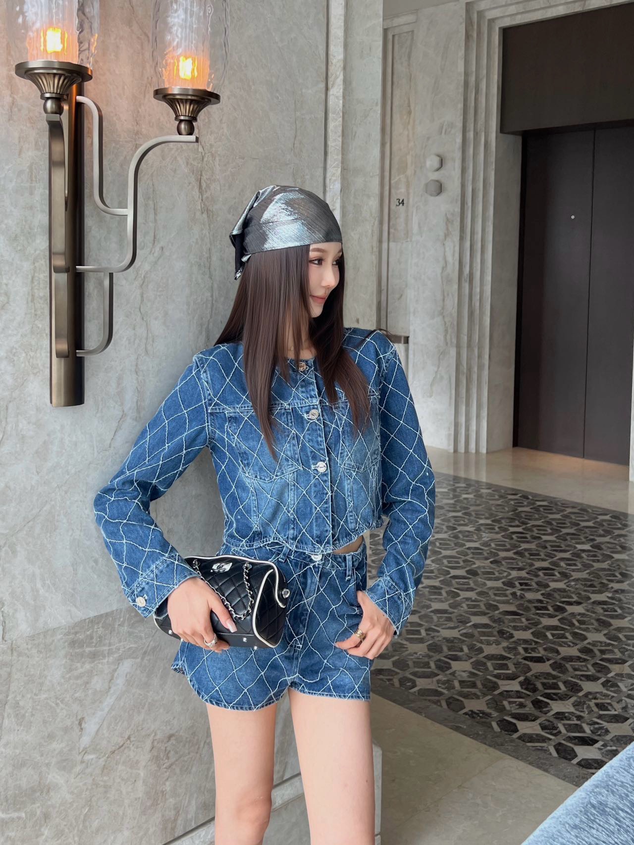 NO:955870,Model number G26072978 CHANE*L high-end customized diamond pattern top-stitch washed denim fabric, steel-printed letter logo buttons, stylish and cool style single-breasted placket double-pocket round neck long-sleeved short denim jacket top!  Blue, milky white, (S size shoulder width 40, bust 90, sleeve length 59, dress length 41) batch,,chanel,jackets & coats,19860909款号G26072978 CHANE*L高版本高端定制菱格纹明线洗水牛仔面料、钢印字母logo纽扣、个性时髦酷飒风单排扣门襟双口袋圆领长袖短款牛仔外套上衣！蓝色、奶白色、（S码肩宽40,胸围90,袖长59,衣长41）批,,chanel,jackets & coats,,Women's clothing