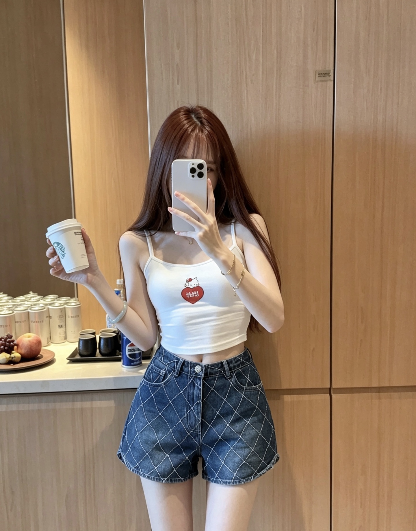 NO:955877,Model No. G26072970 CHANE*L high version high-end customized diamond pattern top-stitch washed denim fabric, steel-printed letter logo buttons, stylish and cool style double C logo decoration on the back waist high-waist slim denim shorts!  Blue, milky white, (S size waist 64 non-elastic, hip 88, pants length 30) batch,,chanel,shorts,19860909款号G26072970 CHANE*L高版本高端定制菱格纹明线洗水牛仔面料、钢印字母logo纽扣、个性时髦酷飒风后腰双C徽标装饰高腰显瘦牛仔短裤！蓝色、奶白色、（S码腰围64无弹力,臀围88,裤长30）批,,chanel,shorts,,Women's clothing