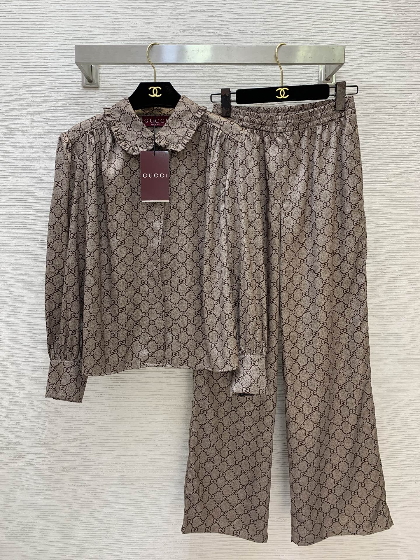 NO:957116,Shirt, trousers model number G26073073 GUCC's latest high version custom-made drape, smooth and shiny, full body GG letter presbyopia logo printed pajama style home wear two-piece suit!  Pinch-pleated doll collar, pleated design on both sides under the shoulders, loose long-sleeved shirt top, elastic waist, pockets on both sides, wide-leg trousers!  (S size shoulder width 41, chest 106, sleeve length 57, clothing length 57; waist 62 to 82 elastic, hip, pants length 102),,gucci,shirts,19860909衬衣,裤子款号G26073073 GUCC*新款高版本定制垂坠顺滑光泽满身GG字母老花logo印花睡衣风家居服两件套装！捏褶娃娃领肩下两侧褶皱设计宽松长袖衬衫上衣松紧腰两侧口袋阔腿裤长裤！（S码肩宽41,胸围106,袖长57,衣长57；腰围62～82松紧弹力,臀围,裤长102）,,gucci,shirts,,Women's clothing