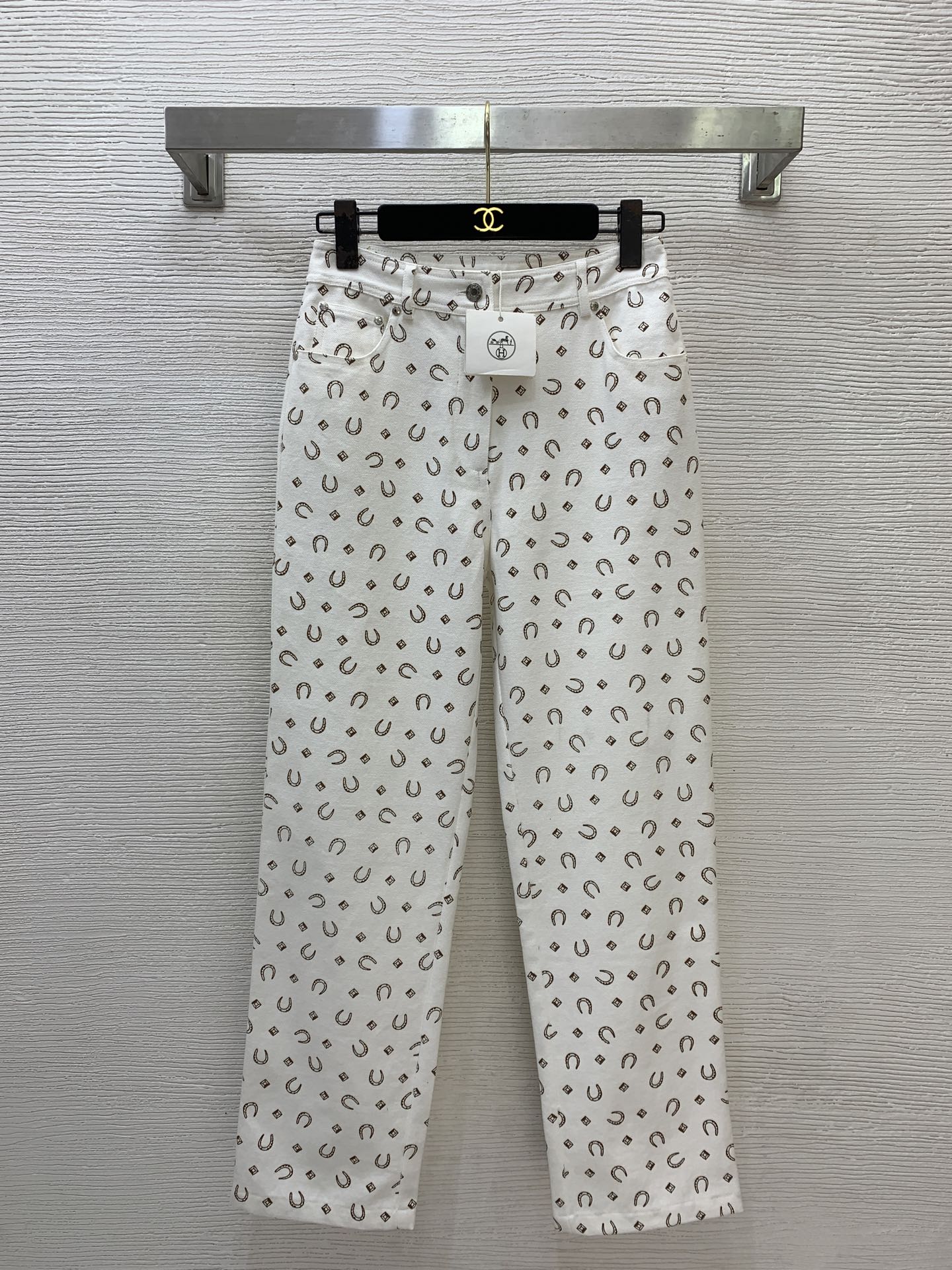 NO:943850,Style number G26073184 HERM*S new high-end customized washed denim fabric!  All-over graphic print buttoned zipper fly high-waist slim jeans trousers!  Black, white, (S size waist 68 non-elastic, hip 90, trouser length 96) pants, Hermès-clothing, hermes, hermes, jeans,19860909款号G26073184 HERM*S新款 高版本高端定制洗水牛仔面料！满身图案印花系扣拉链门襟高腰显瘦牛仔裤长裤！黑色、白色、 （S码腰围68无弹力,臀围90,裤长96）裤子,爱马仕-服装,hermes,hermes,jeans,,Women's clothing