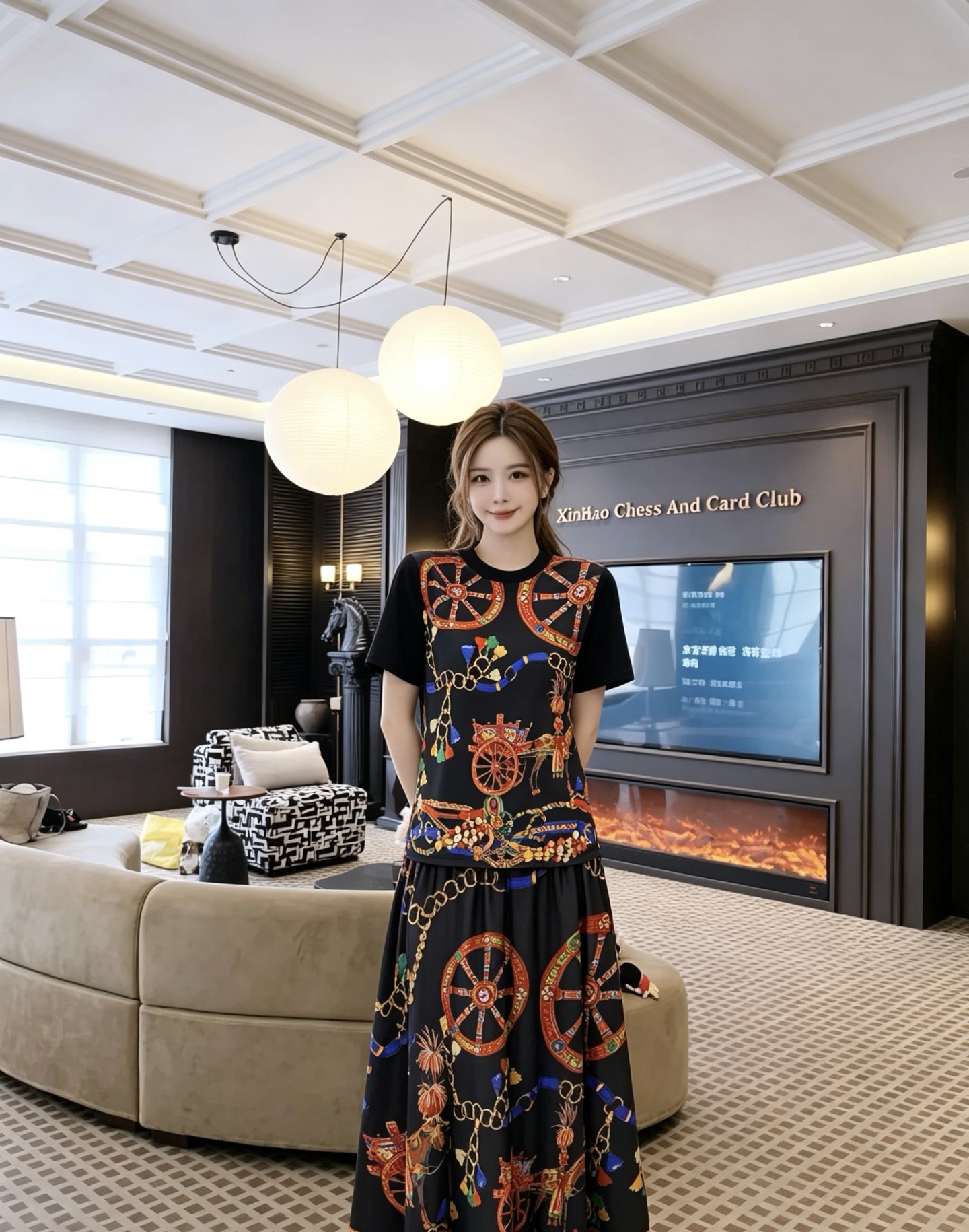 NO:943650,Model No. D26073028 HERM*S Hermès’ new wheel carriage rope retro print fashionable two-piece suit!  The top is made of AB satin front panel, spliced ​​back panel cuffs, cotton fabric, round neck short-sleeved T-shirt top, high-waisted, comfortable, wide-hem elastic waist skirt!  Black, white, (M size bust 88, sleeve length 19, dress length 57; waist 64 ~ 88 elastic, skirt length 90) wholesale, Hermès-clothing, hermes, hermes, skirts, T-shirt, tees, t-shirt, silk fabric,19860909款号D26073028 HERM*S爱马仕新款 车轮马车绳索复古印花时髦洋气两件套装！上衣采用AB面前片绸缎面拼接后片袖口棉质面料圆领短袖T恤上衣高腰舒适大摆松紧腰半身裙！黑色、白色、 （M码胸围88,袖长19,衣长57；腰围64～88弹力,裙长90）批发,爱马仕-服装,hermes,hermes,skirts,T-shirt,tees，t-shirt,silk fabric,,Women's clothing