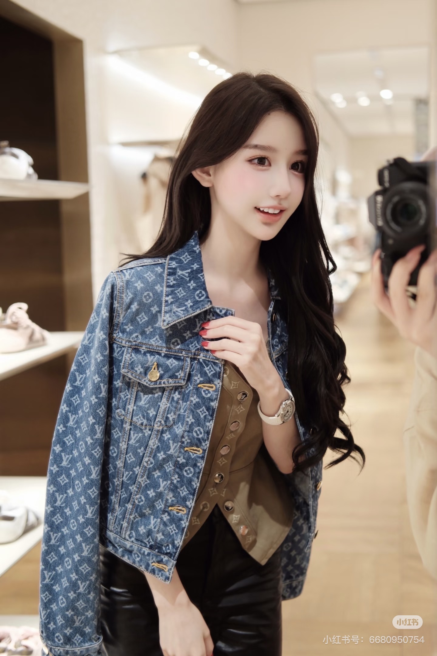 NO:957085,Model No. D26073053 LOUIS*Lvjia LV’s new style is fashionable, cool and hot girl style, printed with dark pattern old flower logo printed placket, single-breasted, stenciled icon buttons, flap pockets, long-sleeved lapels, short denim jacket top!  (M size shoulder width 37, chest 96, sleeve length 62, clothing length 47) batch,,louis vuitton,louis vuitton,louis vuitton,louis vuitton,jackets & coats,19860909款号D26073053 LOUIS*驴家LV新款 气质时尚酷飒辣妹风满印暗纹老花logo印花门襟单排扣钢印图标纽扣、翻盖口袋长袖翻领短款牛仔外套上衣！（M码肩宽37,胸围96,袖长62,衣长47）批,,louis vuitton,louis vuitton,louis vuitton,louis vuitton,jackets & coats,,Women's clothing