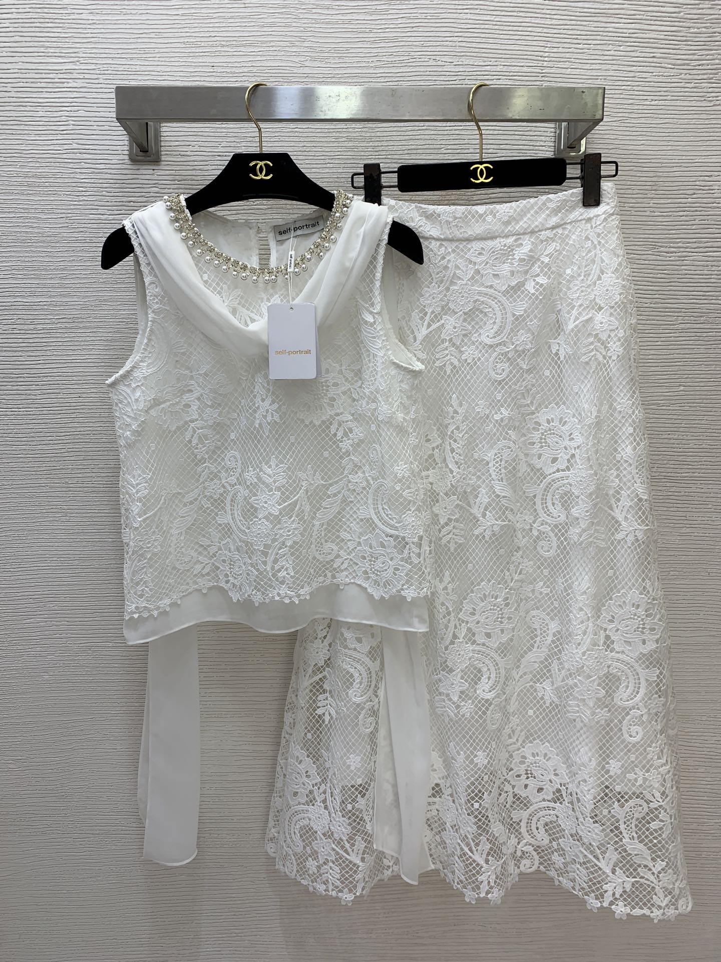 NO:947741,Style No. G26080312 Self-Portrai* 2026 new SP home high-end customized temperament, sweet lady style two-piece suit!  Outer lace hook-and-loop splicing fabric neckline, heavy-duty pearl-encrusted craftsmanship, round-neck sleeveless vest top (with ribbons that are detachable and can be tied in a variety of ways) side zipper, high-waisted slimming long skirt with wide swing!  Pink, dark blue, white, (M size bust 94, length 53; waist 68, skirt length 89), women's clothing, skirts,19860909款号G26080312 Self-Portrai*2026年新款SP家高端定制气质甜美名媛风两件套装！外层蕾丝勾花拼接面料领口重工珍珠镶钻工艺圆领无袖背心上衣(配飘带可拆卸可多种系法）侧拉链高腰显瘦大摆长款半身裙！粉色、深蓝色、白色、 （M码胸围94,衣长53；腰围68,裙长89）,女装,skirts,,Women's clothing