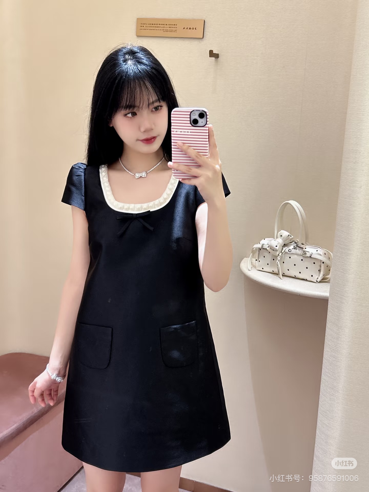 NO:955829,Style number G26070677 adds new black JORYA* new high-end customized French style high-quality satin thick fabric with crisp and stylish style!  The neckline is pearl-edged with bow decoration, pleated dropped shoulders, small flying sleeves and pocket design. A-line princess doll skirt short dress!  Classic black, golden pink, (M size bust 88, sleeve length 13, skirt length 79) batch,,skirts,19860909款号G26070677 新增黑色JORYA*卓雅新款高端定制法式千金风光感优质缎稠面料版型挺括有型！领口珍珠包边蝴蝶结装饰捏褶落肩小飞袖口袋设计A字公主娃娃裙短款连衣裙！经典黑、千金粉、 （M码胸围88,袖长13,裙长79）批,,skirts,,Women's clothing